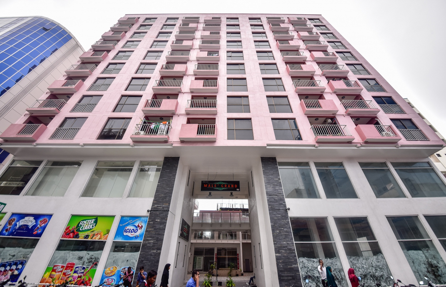 އަރަބިއްޔާ ސްކޫލު ކުރިން ހިންގި ބިމުގައި އިމާރާތް ކޮށްފައިވާ "މާލޭ ގްރޭންޑް" ގެ ފްލެޓްތައް.---މިހާރު ފޮޓޯ: ނިޝާން އަލީ