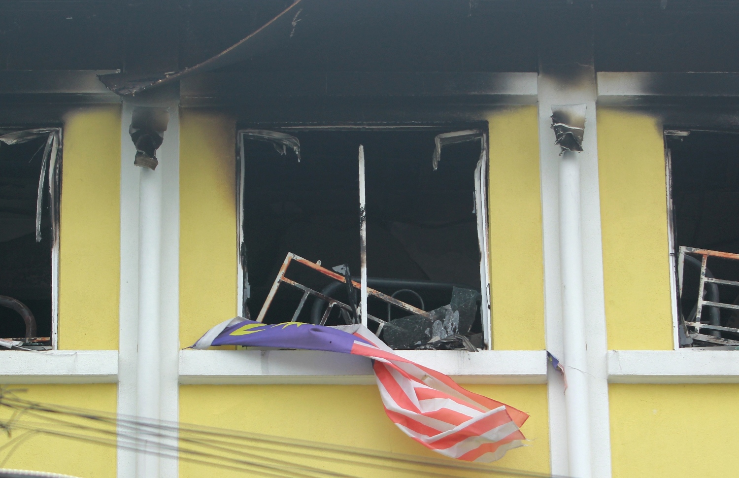 މެލޭޝިއާގައި އަލިފާނުގެ ހާދިސާ ހިނގި ސްކޫލުގެ ކުޑަ ދޮރުތައް އަނދާފައި. --ފޮޓޯ:އޭއެފްޕީ