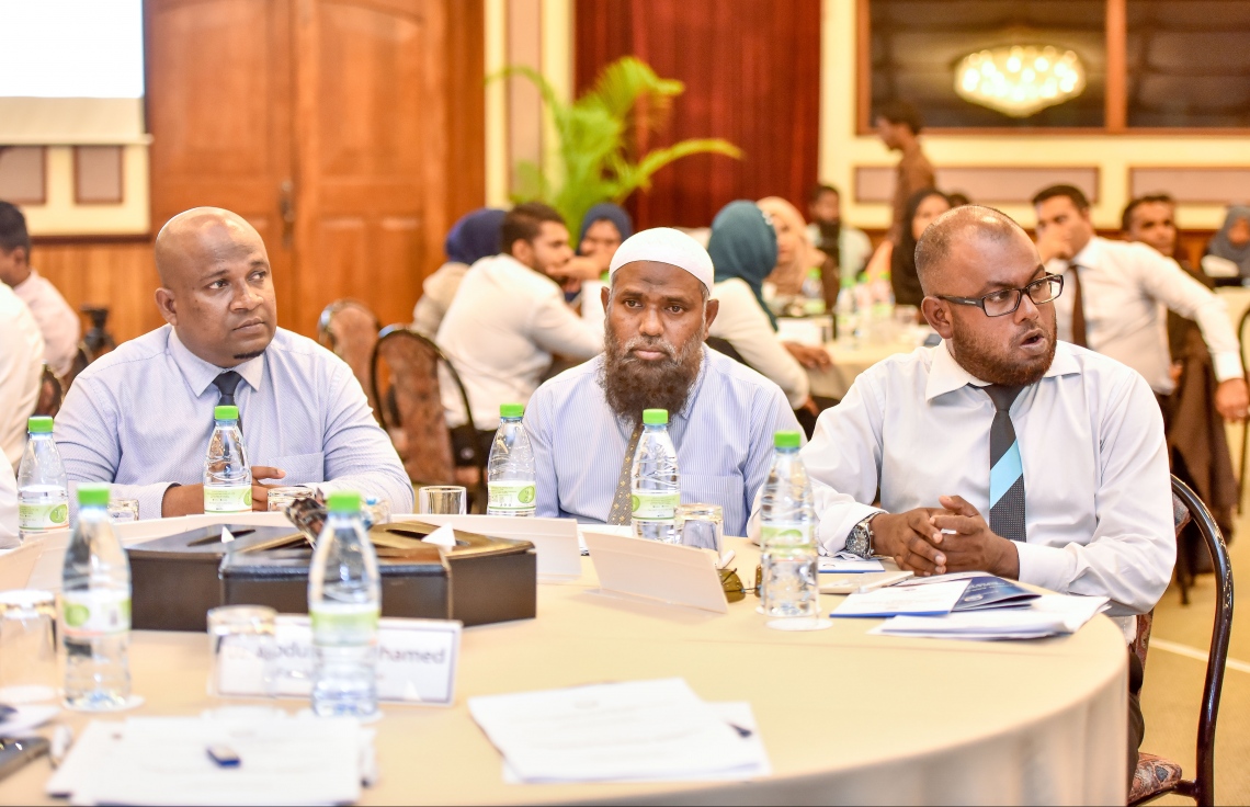 ބަނޑޮސް ރިސޯޓް: ސެޕްޓެމްބަރު 14، 2017- ފަނޑިޔާރުންގެ މަހާސިންތާގެ މިއަދުގެ ސެޝަންގެ ތެރެއިން: މި މަހާސިންތާ ފެށުމުގެ ރަސްމިއްޔާތުގައި ވަނީ ފަނޑިޔާރުންނާއި ގާނޫނީ ވަކީލުންނާއި ކޯޓުތަކުގެ މުވައްޒަފުންނަށް ދާއިމީ ގޮތެއްގައި ތައުލީމާއި ތަމްރީނު ދިނުމުގައި އެހީތެރިވުމުގެ ގޮތުން ޖުޑިޝަލް އެކަޑަމީ އާއި މެލޭޝިއާގެ އިސްލާމިކް ޔުނިވާސިޓީއާ ދެމެދު އެއްބަސްވުމެއްގައި ސޮއިކޮށްފައި.---ފޮޓޯ: ނިޝާން އަލީ/މިހާރު