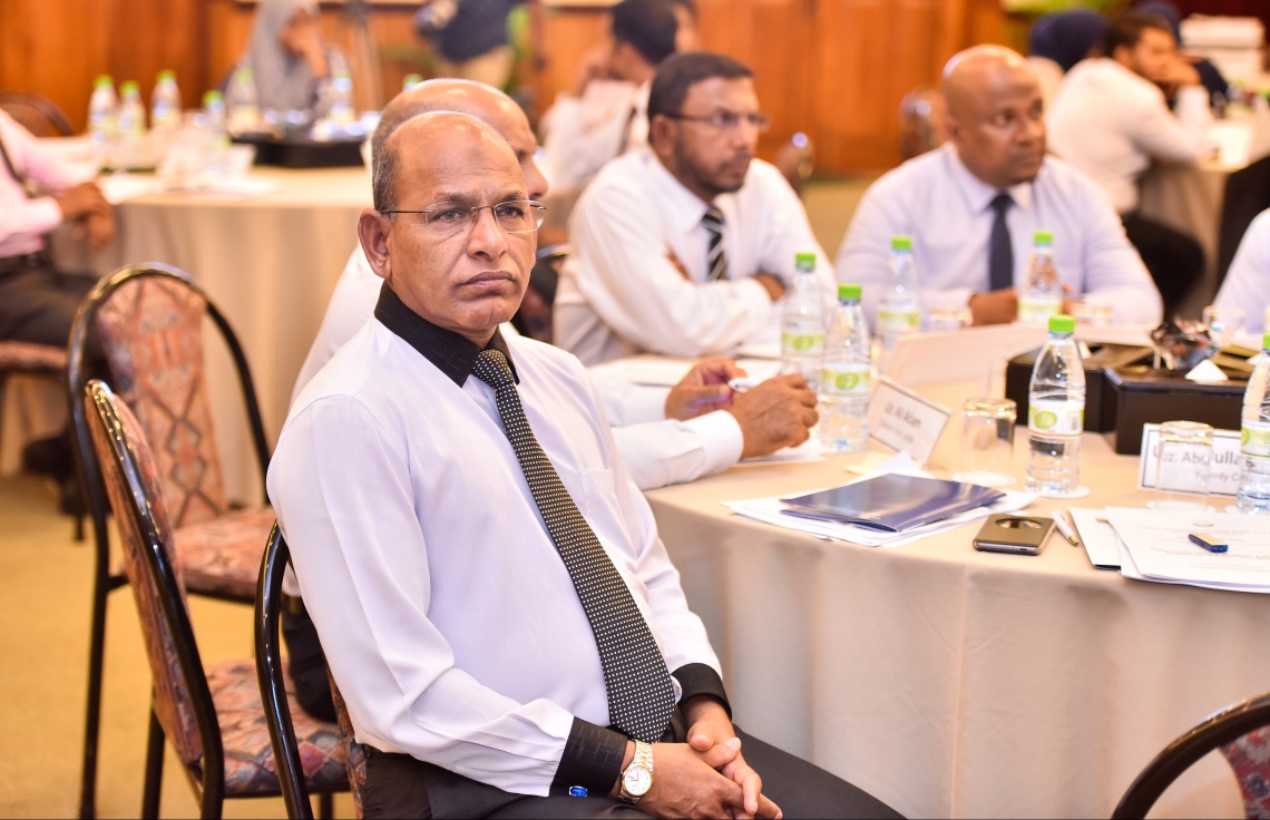 ބަނޑޮސް ރިސޯޓް: ސެޕްޓެމްބަރު 14، 2017- ފަނޑިޔާރުންގެ މަހާސިންތާގެ މިއަދުގެ ސެޝަންގެ ތެރެއިން: މި މަހާސިންތާ ފެށުމުގެ ރަސްމިއްޔާތުގައި ވަނީ ފަނޑިޔާރުންނާއި ގާނޫނީ ވަކީލުންނާއި ކޯޓުތަކުގެ މުވައްޒަފުންނަށް ދާއިމީ ގޮތެއްގައި ތައުލީމާއި ތަމްރީނު ދިނުމުގައި އެހީތެރިވުމުގެ ގޮތުން ޖުޑިޝަލް އެކަޑަމީ އާއި މެލޭޝިއާގެ އިސްލާމިކް ޔުނިވާސިޓީއާ ދެމެދު އެއްބަސްވުމެއްގައި ސޮއިކޮށްފައި.---ފޮޓޯ: ނިޝާން އަލީ/މިހާރު