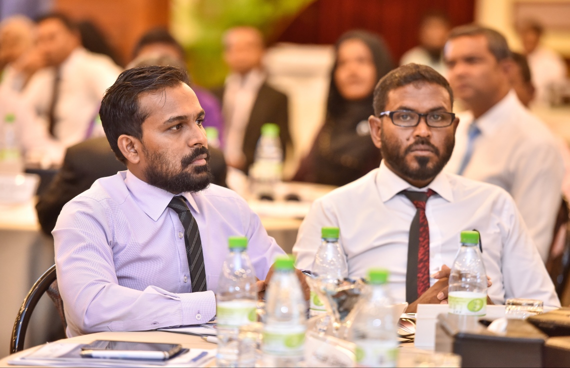 ބަނޑޮސް ރިސޯޓް: ސެޕްޓެމްބަރު 14، 2017- ފަނޑިޔާރުންގެ މަހާސިންތާގެ މިއަދުގެ ސެޝަންގެ ތެރެއިން: މި މަހާސިންތާ ފެށުމުގެ ރަސްމިއްޔާތުގައި ވަނީ ފަނޑިޔާރުންނާއި ގާނޫނީ ވަކީލުންނާއި ކޯޓުތަކުގެ މުވައްޒަފުންނަށް ދާއިމީ ގޮތެއްގައި ތައުލީމާއި ތަމްރީނު ދިނުމުގައި އެހީތެރިވުމުގެ ގޮތުން ޖުޑިޝަލް އެކަޑަމީ އާއި މެލޭޝިއާގެ އިސްލާމިކް ޔުނިވާސިޓީއާ ދެމެދު އެއްބަސްވުމެއްގައި ސޮއިކޮށްފައި.---ފޮޓޯ: ނިޝާން އަލީ/މިހާރު