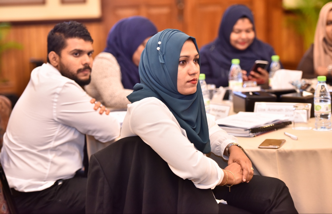 ބަނޑޮސް ރިސޯޓް: ސެޕްޓެމްބަރު 14، 2017- ފަނޑިޔާރުންގެ މަހާސިންތާގެ މިއަދުގެ ސެޝަންގެ ތެރެއިން: މި މަހާސިންތާ ފެށުމުގެ ރަސްމިއްޔާތުގައި ވަނީ ފަނޑިޔާރުންނާއި ގާނޫނީ ވަކީލުންނާއި ކޯޓުތަކުގެ މުވައްޒަފުންނަށް ދާއިމީ ގޮތެއްގައި ތައުލީމާއި ތަމްރީނު ދިނުމުގައި އެހީތެރިވުމުގެ ގޮތުން ޖުޑިޝަލް އެކަޑަމީ އާއި މެލޭޝިއާގެ އިސްލާމިކް ޔުނިވާސިޓީއާ ދެމެދު އެއްބަސްވުމެއްގައި ސޮއިކޮށްފައި.---ފޮޓޯ: ނިޝާން އަލީ/މިހާރު