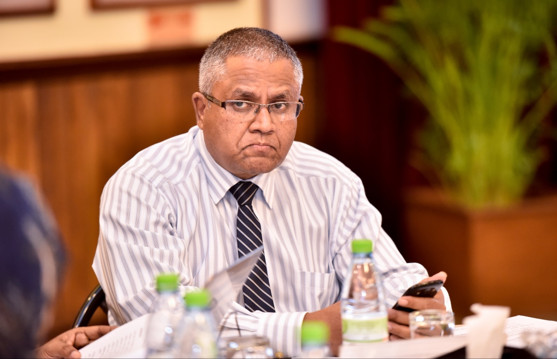 ބަނޑޮސް ރިސޯޓް: ސެޕްޓެމްބަރު 14، 2017- ފަނޑިޔާރުންގެ މަހާސިންތާގެ މިއަދުގެ ސެޝަންގެ ތެރެއިން: މި މަހާސިންތާ ފެށުމުގެ ރަސްމިއްޔާތުގައި ވަނީ ފަނޑިޔާރުންނާއި ގާނޫނީ ވަކީލުންނާއި ކޯޓުތަކުގެ މުވައްޒަފުންނަށް ދާއިމީ ގޮތެއްގައި ތައުލީމާއި ތަމްރީނު ދިނުމުގައި އެހީތެރިވުމުގެ ގޮތުން ޖުޑިޝަލް އެކަޑަމީ އާއި މެލޭޝިއާގެ އިސްލާމިކް ޔުނިވާސިޓީއާ ދެމެދު އެއްބަސްވުމެއްގައި ސޮއިކޮށްފައި.---ފޮޓޯ: ނިޝާން އަލީ/މިހާރު