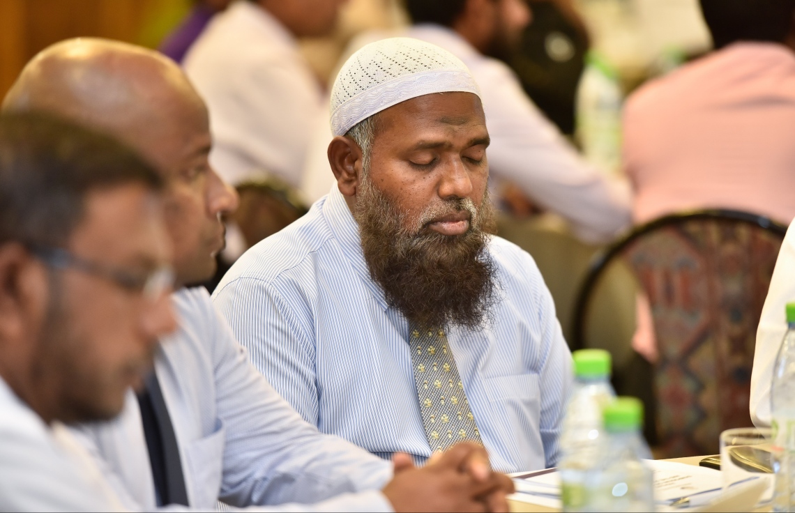 ބަނޑޮސް ރިސޯޓް: ސެޕްޓެމްބަރު 14، 2017- ފަނޑިޔާރުންގެ މަހާސިންތާގެ މިއަދުގެ ސެޝަންގެ ތެރެއިން: މި މަހާސިންތާ ފެށުމުގެ ރަސްމިއްޔާތުގައި ވަނީ ފަނޑިޔާރުންނާއި ގާނޫނީ ވަކީލުންނާއި ކޯޓުތަކުގެ މުވައްޒަފުންނަށް ދާއިމީ ގޮތެއްގައި ތައުލީމާއި ތަމްރީނު ދިނުމުގައި އެހީތެރިވުމުގެ ގޮތުން ޖުޑިޝަލް އެކަޑަމީ އާއި މެލޭޝިއާގެ އިސްލާމިކް ޔުނިވާސިޓީއާ ދެމެދު އެއްބަސްވުމެއްގައި ސޮއިކޮށްފައި.---ފޮޓޯ: ނިޝާން އަލީ/މިހާރު