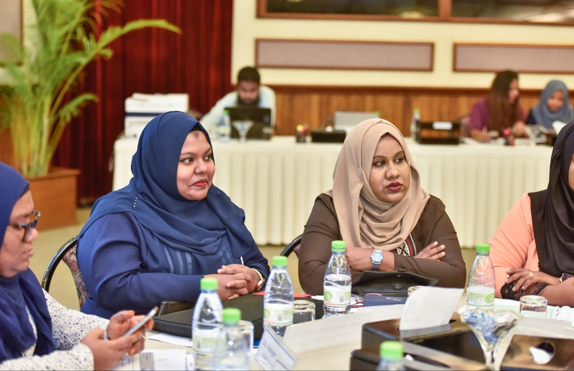 ބަނޑޮސް ރިސޯޓް: ސެޕްޓެމްބަރު 14، 2017- ފަނޑިޔާރުންގެ މަހާސިންތާގެ މިއަދުގެ ސެޝަންގެ ތެރެއިން: މި މަހާސިންތާ ފެށުމުގެ ރަސްމިއްޔާތުގައި ވަނީ ފަނޑިޔާރުންނާއި ގާނޫނީ ވަކީލުންނާއި ކޯޓުތަކުގެ މުވައްޒަފުންނަށް ދާއިމީ ގޮތެއްގައި ތައުލީމާއި ތަމްރީނު ދިނުމުގައި އެހީތެރިވުމުގެ ގޮތުން ޖުޑިޝަލް އެކަޑަމީ އާއި މެލޭޝިއާގެ އިސްލާމިކް ޔުނިވާސިޓީއާ ދެމެދު އެއްބަސްވުމެއްގައި ސޮއިކޮށްފައި.---ފޮޓޯ: ނިޝާން އަލީ/މިހާރު