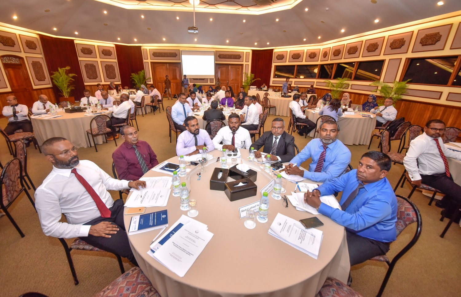 ބަނޑޮސް އައިލެންޑް ރިސޯޓްގައި ސެޕްޓެމްބަރު 14، 2017ގައި ބޭއްވި ފަނޑިޔާރުންގެ މަހާސިންތާގައި ޝަރުއީ ދާއިރާގެ ބައެއް ބޭފުޅުން. ޝަރުއީ ދާއިރާއާ މެދު ރައްޔިތުންގެ އިތުބާރު ވަނީ އާލާކުރަން ޖެހިފައި. --، ފޮޓޯ:ނިޝާން އަލީ/މިހާރު