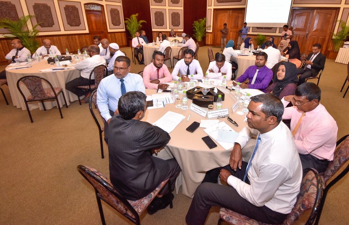 ބަނޑޮސް ރިސޯޓް: ސެޕްޓެމްބަރު 14، 2017- ފަނޑިޔާރުންގެ މަހާސިންތާގެ މިއަދުގެ ސެޝަންގެ ތެރެއިން: މި މަހާސިންތާ ފެށުމުގެ ރަސްމިއްޔާތުގައި ވަނީ ފަނޑިޔާރުންނާއި ގާނޫނީ ވަކީލުންނާއި ކޯޓުތަކުގެ މުވައްޒަފުންނަށް ދާއިމީ ގޮތެއްގައި ތައުލީމާއި ތަމްރީނު ދިނުމުގައި އެހީތެރިވުމުގެ ގޮތުން ޖުޑިޝަލް އެކަޑަމީ އާއި މެލޭޝިއާގެ އިސްލާމިކް ޔުނިވާސިޓީއާ ދެމެދު އެއްބަސްވުމެއްގައި ސޮއިކޮށްފައި.---ފޮޓޯ: ނިޝާން އަލީ/މިހާރު