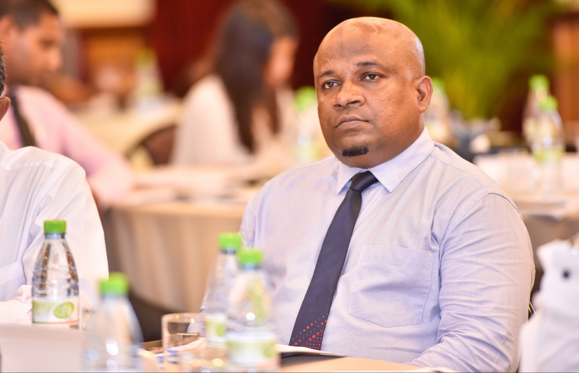 ބަނޑޮސް ރިސޯޓް: ސެޕްޓެމްބަރު 14، 2017- ފަނޑިޔާރުންގެ މަހާސިންތާގެ މިއަދުގެ ސެޝަންގައި ސިވިލް ކޯޓުގެ ގާޒީ ފަރުހާދު ބައިވެރިވެވަޑައިގަންނަވަނީ: މި މަހާސިންތާ ފެށުމުގެ ރަސްމިއްޔާތުގައި އުއްތަމަ ފަނޑިޔާރު އަބްދުﷲ ސައީދު ވިދާޅުވީ އިލެކްޓްރޯކިން ނިޒާމެއް މެދުވެރިކޮށް ކޯޓުތަކަށް މައްސަލަ ހުށަހެޅޭނެ ގޮތެއް ހެދުމުގެ މަސައްކަތް ކުރަމުން އަންނަ ކަމަށް.---ފޮޓޯ: ނިޝާން އަލީ/މިހާރު