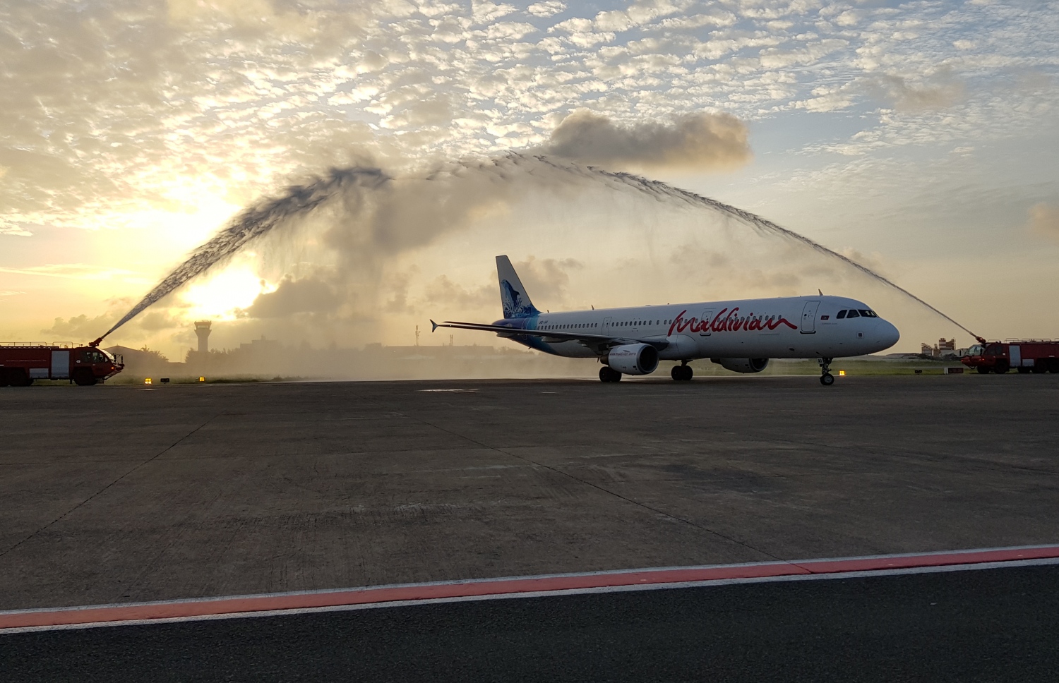 ހަންގްޒޯ އިން ފުރައިގެން މިއަދު ރާއްޖެ އައި މޯލްޑިވިއަންގެ މަތިންދާބޯޓަށް ވޯޓާ ސެލިއުޓެއް އަރުވަނީ.---ފޮޓޯ: އެމްއޭސީއެލް