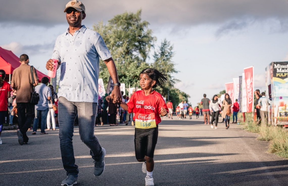 ހިތަދޫ، އައްޑޫ ސިޓީ (ސެޕްޓެމްބަރު 17) – ކޮކާކޯލާ ޓީއެފްޖީ "ރަން އިން އައްޑޫ" އިވެންޓުގައި ބަޔަކު ދުވަނީ. –ފޮޓޯ: އިބްރާހިމް އުޝާފަތު