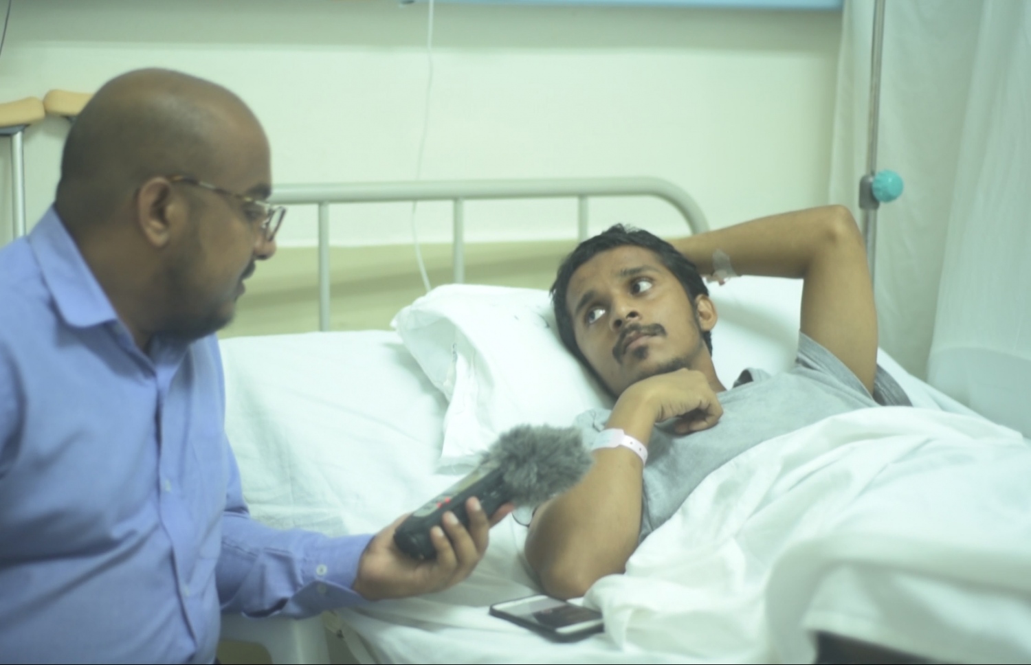 އޭޑީކޭ ހޮސްޕިޓަލްގައި އޮވެ އަލަމް "މިހާރަ"އަށް އިންޓަވިއު ދެނީ -- ފޮޓޯ: އަމާނީ