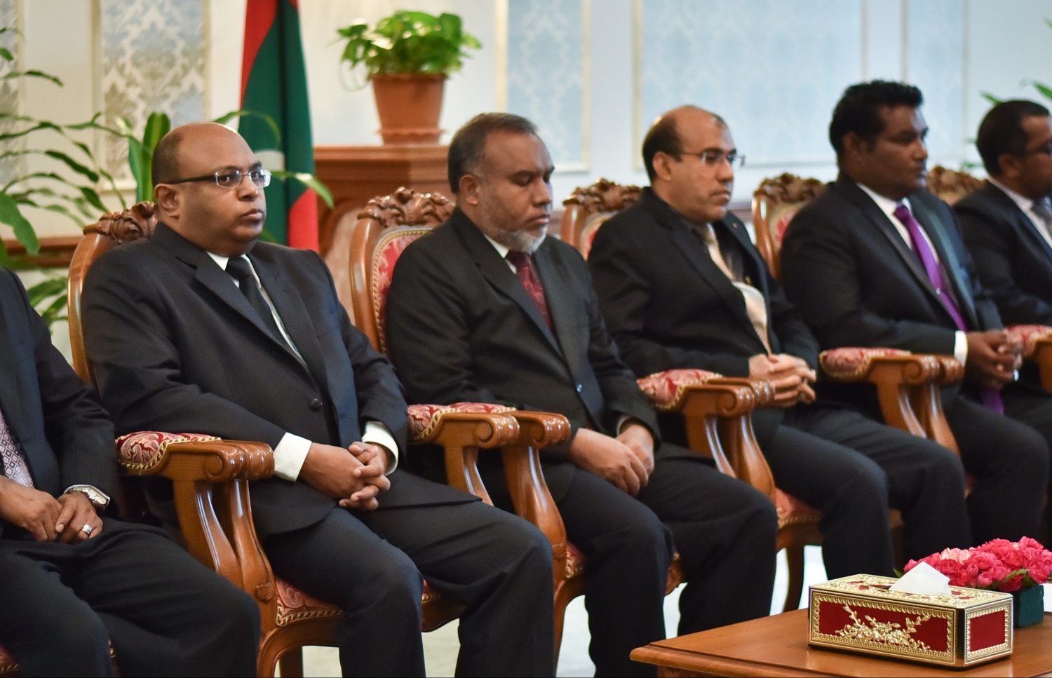 އުއްތަމަ ފަނޑިޔާރު އަބްދުﷲ ސައީދާއި އެ ކޯޓުގެ ބައެއް ފަނޑިޔާރުން ހަފުލާއެއްގައި.