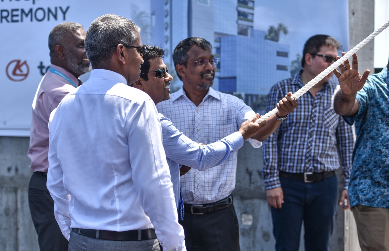 މިނިސްޓަރު ނާޒިމާއި އައިޖީއެމްއެޗުގެ ބައެއް ވެރިން، ދަރުމަވަންތަ ހޮސްޕިޓަލްގެ ޓޮޕިން އޮފް ރަސްމިއްުޔާތުގައި. -- ފޮޓޯ: ހުސެން ވަހީދު