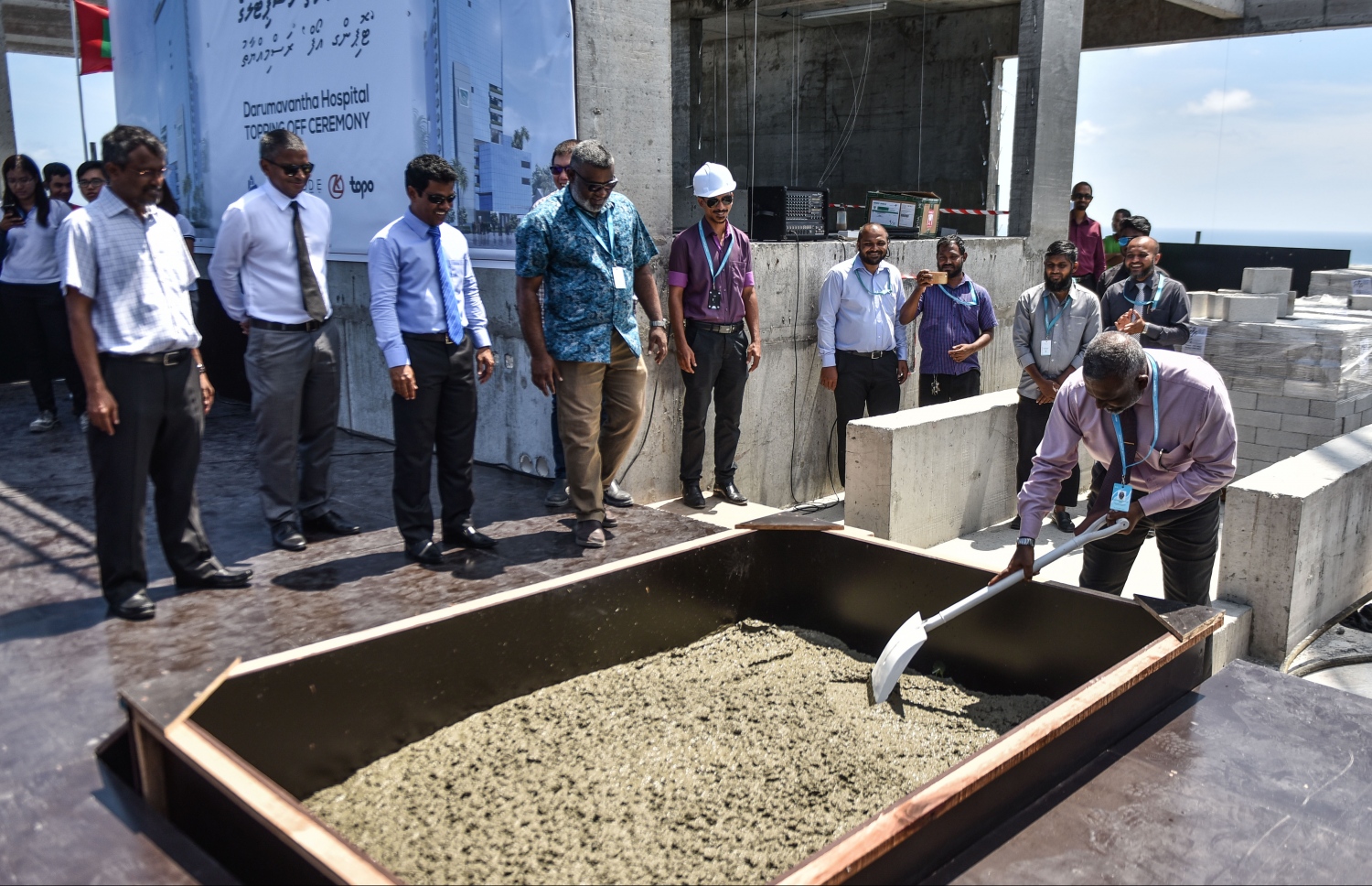 ޓޮޕިން އޮފް ރަސްމިއްޔާތުގައި އެންމެ ފަހު ކޮންކްރީޓް، އައިޖީއެމްއެޗުގެ ސީއީއޯ ފަރުހަތު ޝަހީރު އަޅުއްވައިލައްވަނީ-- ފޮޓޯ: ހުސެން ވަހީދު