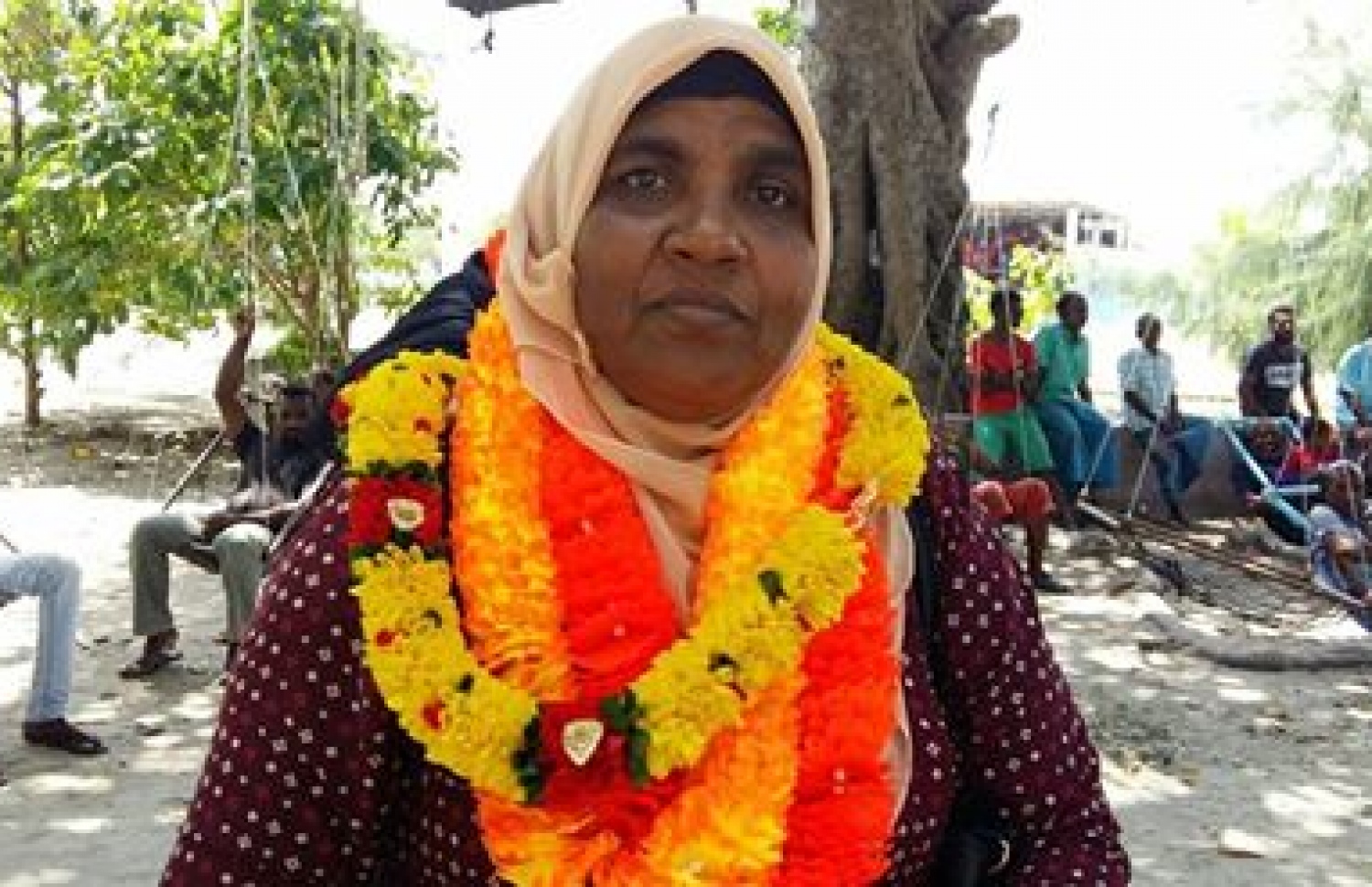 މިދިޔަ ބޮޑު އީދުގައި ރުގިއްޔާ އާއި އޭނާގެ ބޭންޑު ށ. ފޯކައިދުއަށް ދިޔުމުން މަރުހަބާ ކިޔުމަށް އޭނާގެ ކަރުގައި މާފަތި އަޅުވާފައި-- ފޮޓޯ/ ވޭލާ ބޭންޑް ފޭސްބުކް