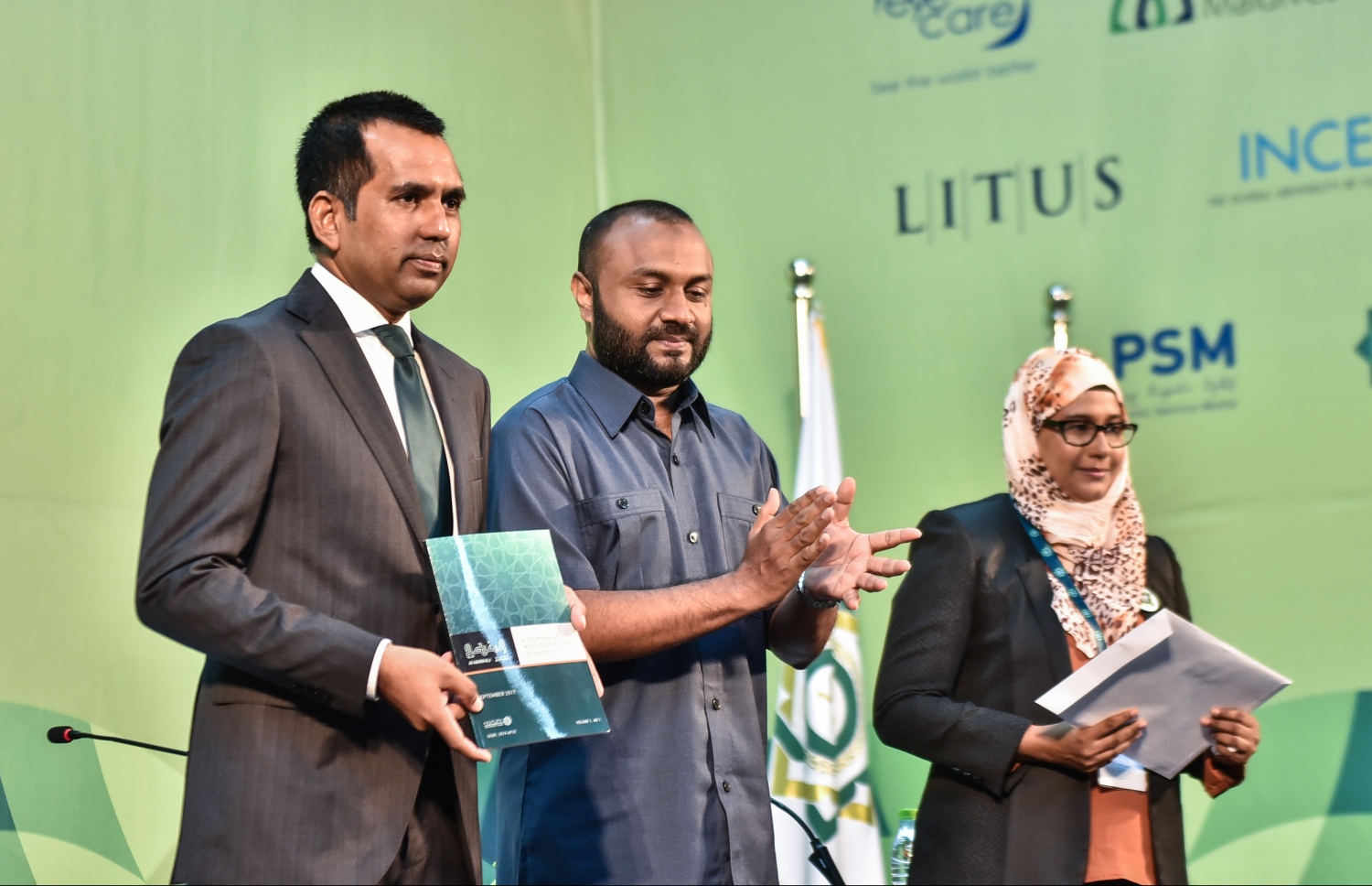 އައިޔޫއެމް އިން ނެރޭ ރިސާޗް މައުލޫމާތު ހިމެނޭ މަޖައްލާ، އަލް މަންހަޖު މިނިސްޓަރު ސައީދު ނެރެދެއްވަނީ-- މިހާރު ފޮޓޯ/ ހުސެން ވަހީދު