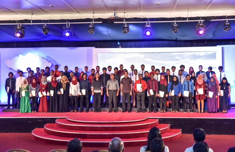 400 އަށް ވުރެ ގިނަ ފޮޓޯގްރާފަރުން ތަމްރީނު ކޮށްފި