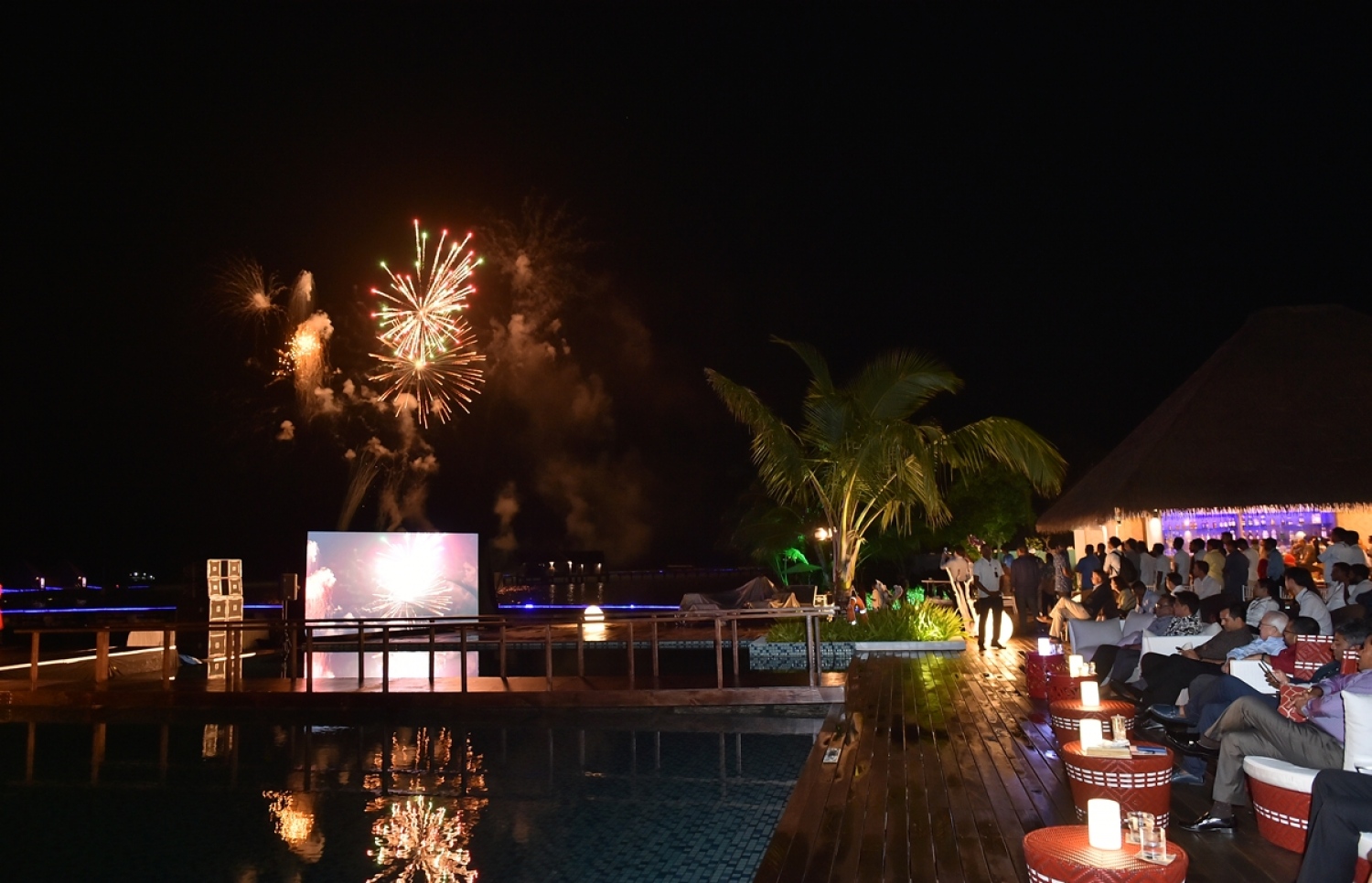 ކޫއްޑޫގައި ގާއިމްކުރި މާކިއޯ ކޫއްޑޫ ހޮޓެލް ރަސްމީކޮށް ހުޅުވުމަށް މިރޭ ބޭއްވި ރަސްމިއްޔާތުގައި ހަވާ އަރުވަނީ.---ފޮޓޯ: ރައީސް އޮފީސް