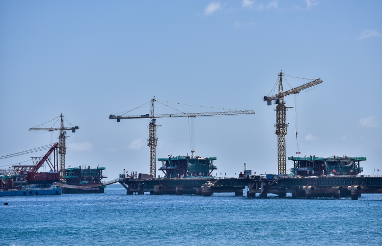 ބްރިޖާ ހަމައަށް ފެން ހޮޅި ވަޅުލައިދޭނެ ބަޔަކު ހޯދަނީ