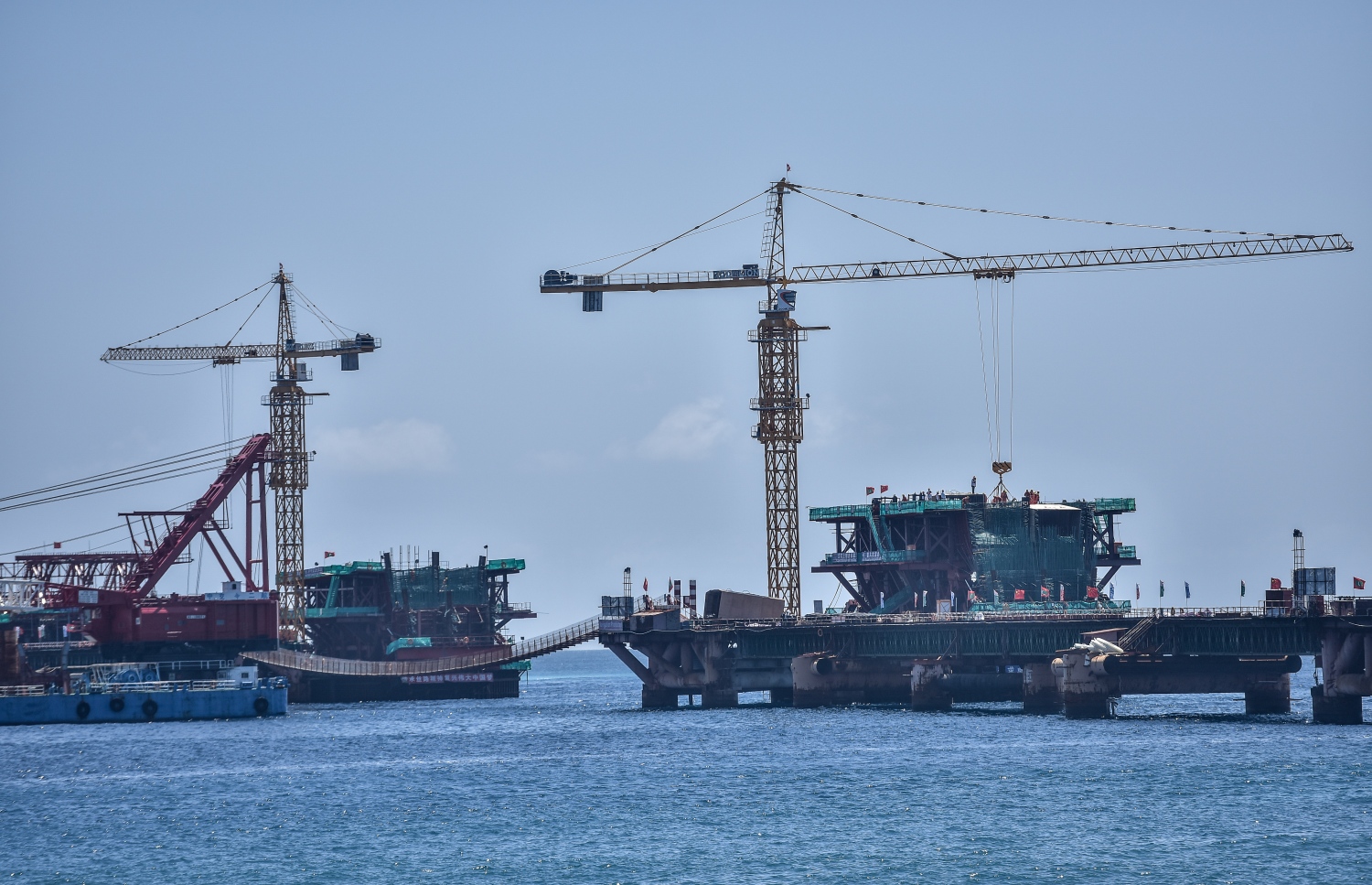 މާލޭ ހުޅުލޭ ބްރިޖްގައި ކަނޑުގައި ޖަހާ އެންމެ ބޮޑެތި ތަނބުތަކުގެ މަސައްކަތް ކުރިއަށް ދަނީ