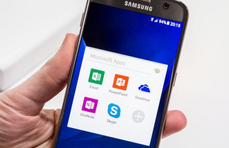 ބިލް ގޭޓްސް ބޭނުންކުރައްވަނީ އެންޑްރޮއިޑް ފޯނެއް