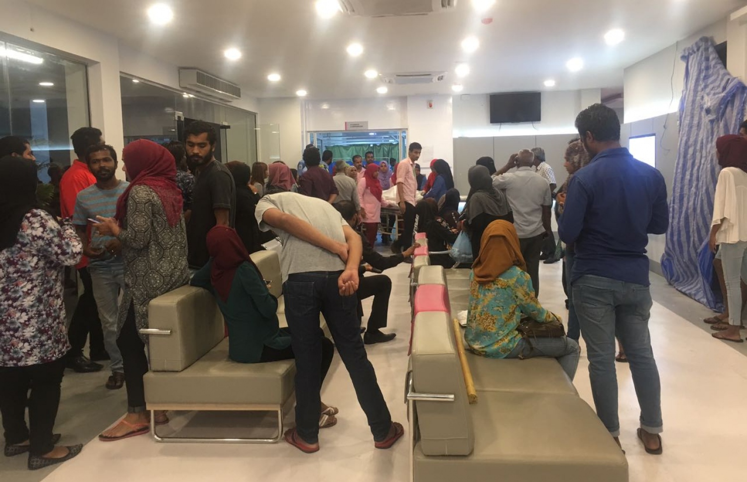 ރޭ މަރުވި އެކަކުގެ ހަށިގަނޑުގެ ހޮސްޕިޓަލުގެ އިމަޖެންސީ ރޫމުން ނެރެގެން ގެންދަނީ. -- ފޮޓޯ: މުހައްމަދު ޔާމީން/މިހާރު