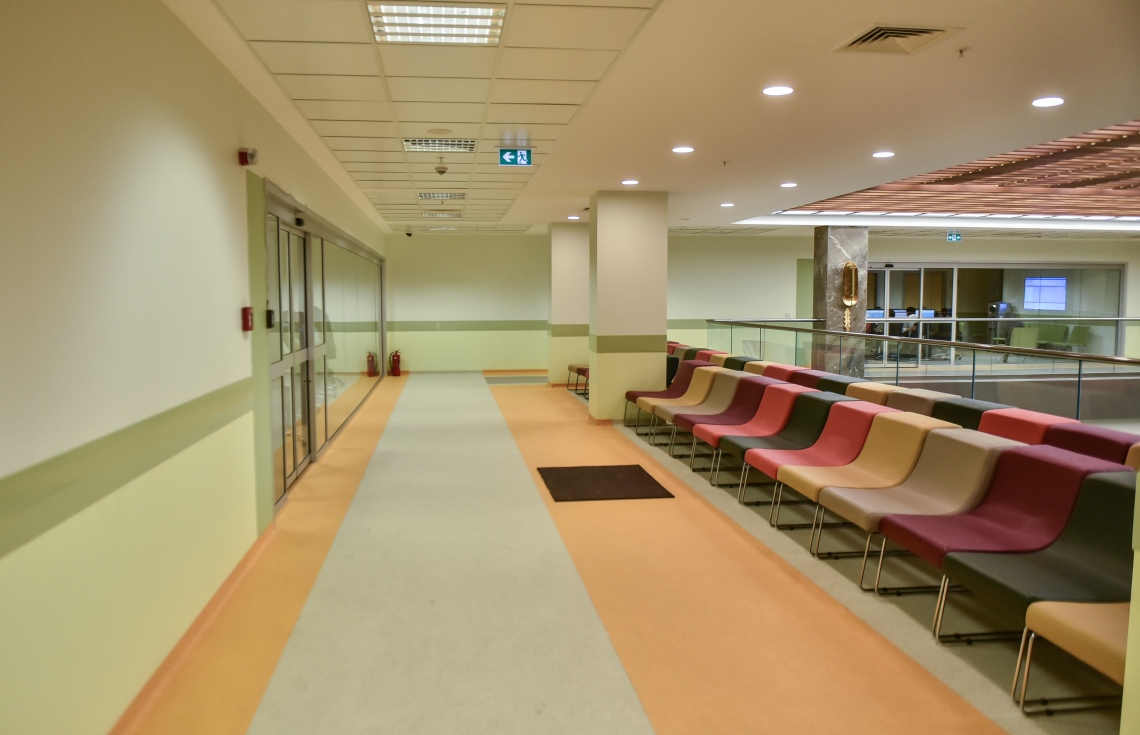 ހުޅުމާލެ: ސެޕްޓެމްބަރު 28، 2017- ޓްރީ ޓޮޕް އިންވެސްޓްމަންޓުން ހުޅުމާލޭގައި އަލަށް ހެދި ޓްރީ ޓޮޕް ހޮސްޕިޓަލަށް ޒިޔާރަތްކުރާ މީހުން މަޑުކޮށްގެން ތިބޭ ސަރަހައްދެއް.---ފޮޓޯ: ހުސެއިން ވަހީދު/މިހާރު