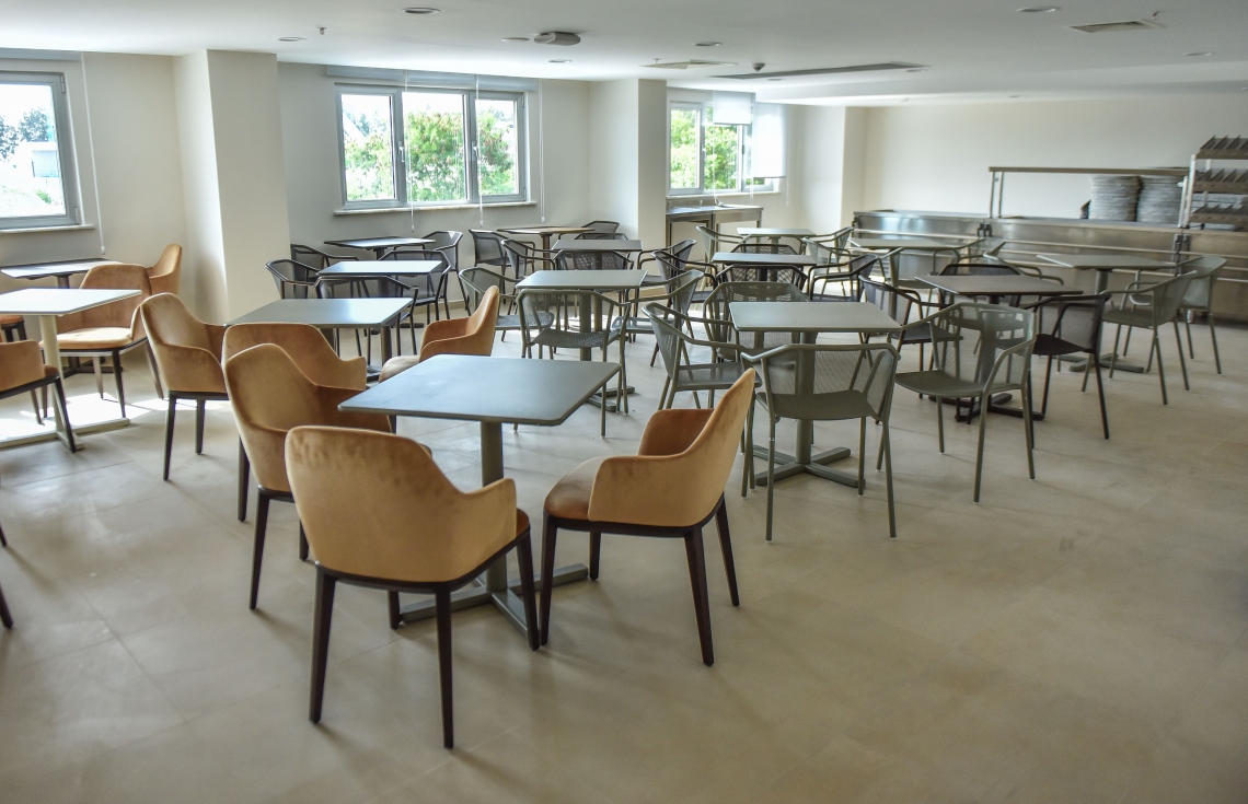 ހުޅުމާލެ: ސެޕްޓެމްބަރު 28، 2017- ޓްރީ ޓޮޕް އިންވެސްޓްމަންޓުން ހުޅުމާލޭގައި އަލަށް ހެދި ޓްރީ ޓޮޕް ހޮސްޕިޓަލުގައި ގާއިމްކޮށްފައިވާ ރެސްޓޯރަންޓު.---ފޮޓޯ: ހުސެއިން ވަހީދު/މިހާރު