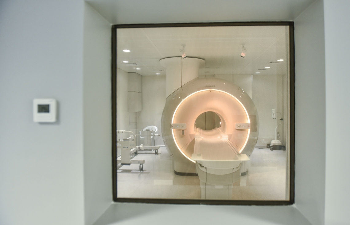 ހުޅުމާލެ: ސެޕްޓެމްބަރު 28، 2017- ޓްރީ ޓޮޕް އިންވެސްޓްމަންޓުން ހުޅުމާލޭގައި އަލަށް ހެދި ޓްރީ ޓޮޕް ހޮސްޕިޓަލުގައި ބަހައްޓާފައިވާ އެމްއާރުއައި މެޝިން.---ފޮޓޯ: ހުސެއިން ވަހީދު/މިހާރު