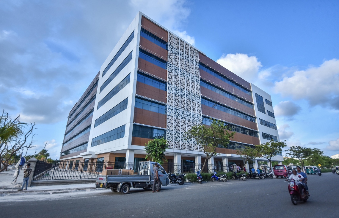 ހުޅުމާލެ: ސެޕްޓެމްބަރު 28، 2017- މަޝްހޫރު ވިޔަފާރިވެރިންތަކެއް ހިއްސާވާ ޓްރީ ޓޮޕް އިންވެސްޓްމަންޓުން ހުޅުމާލޭގައި އަލަށް ހެދި ޓްރީ ޓޮޕް ހޮސްޕިޓަލު އިމާރާތްކުރުމުގެ ހުރިހާ މަސައްކަތެއް ނިމި ހުޅުވަން ތައްޔާރުވެފައި.---ފޮޓޯ: ހުސެއިން ވަހީދު/މިހާރު