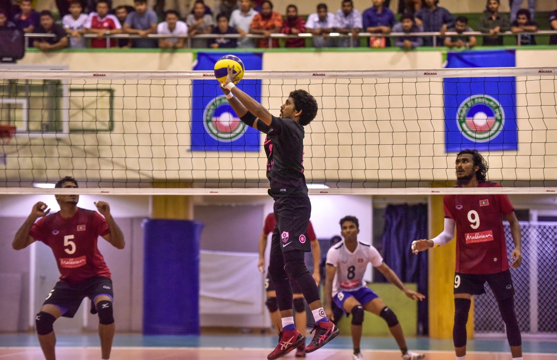 މާލެ: 28 ސެޕްޓެމްބަރު 2017، ވީއޭއެމް އެސޯސިއޭޝަން ކަޕް ފައިނަލްގައި ރޭ މޯލްޑިވިއަން ރެކްރިއޭޝަން އާއި ސީލައިފް ސްޕޯޓްސް ކްލަބު ބައްދަލު ކުރި މެޗުގެ ތެރެއިން، މިރޭގެ ފައިނަލުގައި މޯލްޑިވިއަން ވަރުގަދަ ކުޅުމެއް ދެއްކިއިރު، އެ ޓީމުން މެޗު ކާމިޔާބުކުރީ ތިން ސެޓު އެއް ސެޓުން--. ފޮޓޯ: ނިޝާން އަލީ/މިހާރު