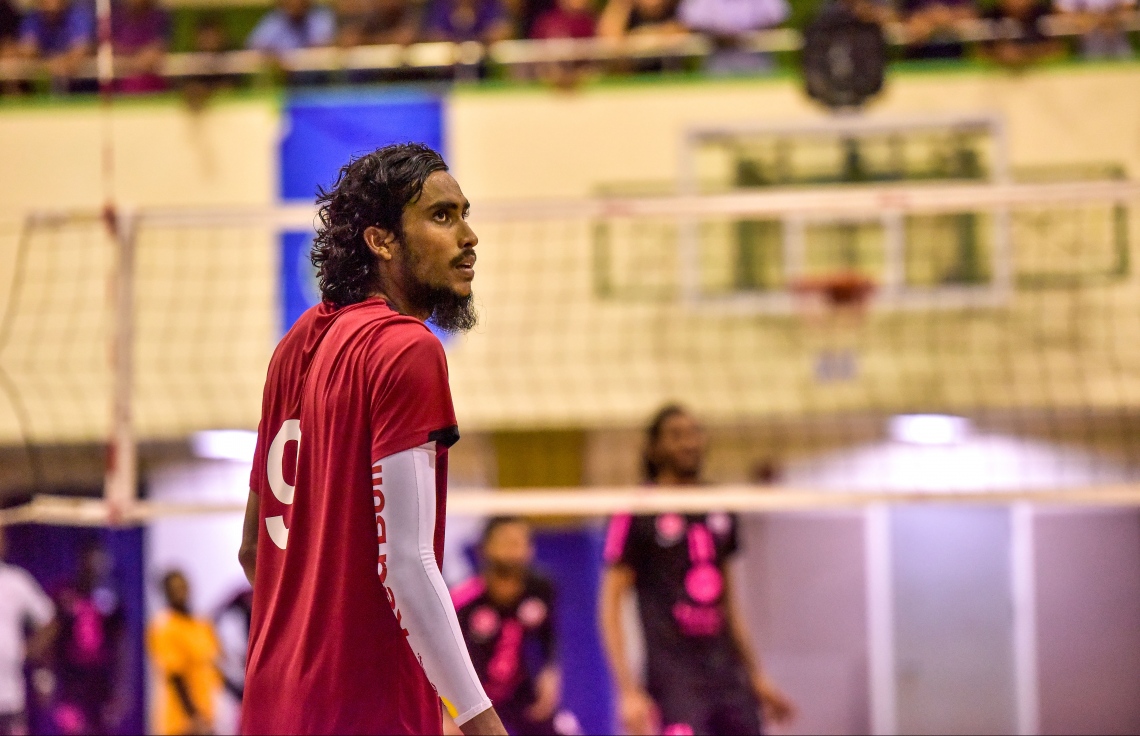 މާލެ: 28 ސެޕްޓެމްބަރު 2017، ވީއޭއެމް އެސޯސިއޭޝަން ކަޕް ފައިނަލްގައި ރޭ މޯލްޑިވިއަން ރެކްރިއޭޝަން އާއި ސީލައިފް ސްޕޯޓްސް ކްލަބު ބައްދަލު ކުރި މެޗުގެ ތެރެއިން، މިރޭގެ ފައިނަލުގައި މޯލްޑިވިއަން ވަރުގަދަ ކުޅުމެއް ދެއްކިއިރު، އެ ޓީމުން މެޗު ކާމިޔާބުކުރީ ތިން ސެޓު އެއް ސެޓުން--. ފޮޓޯ: ނިޝާން އަލީ/މިހާރު