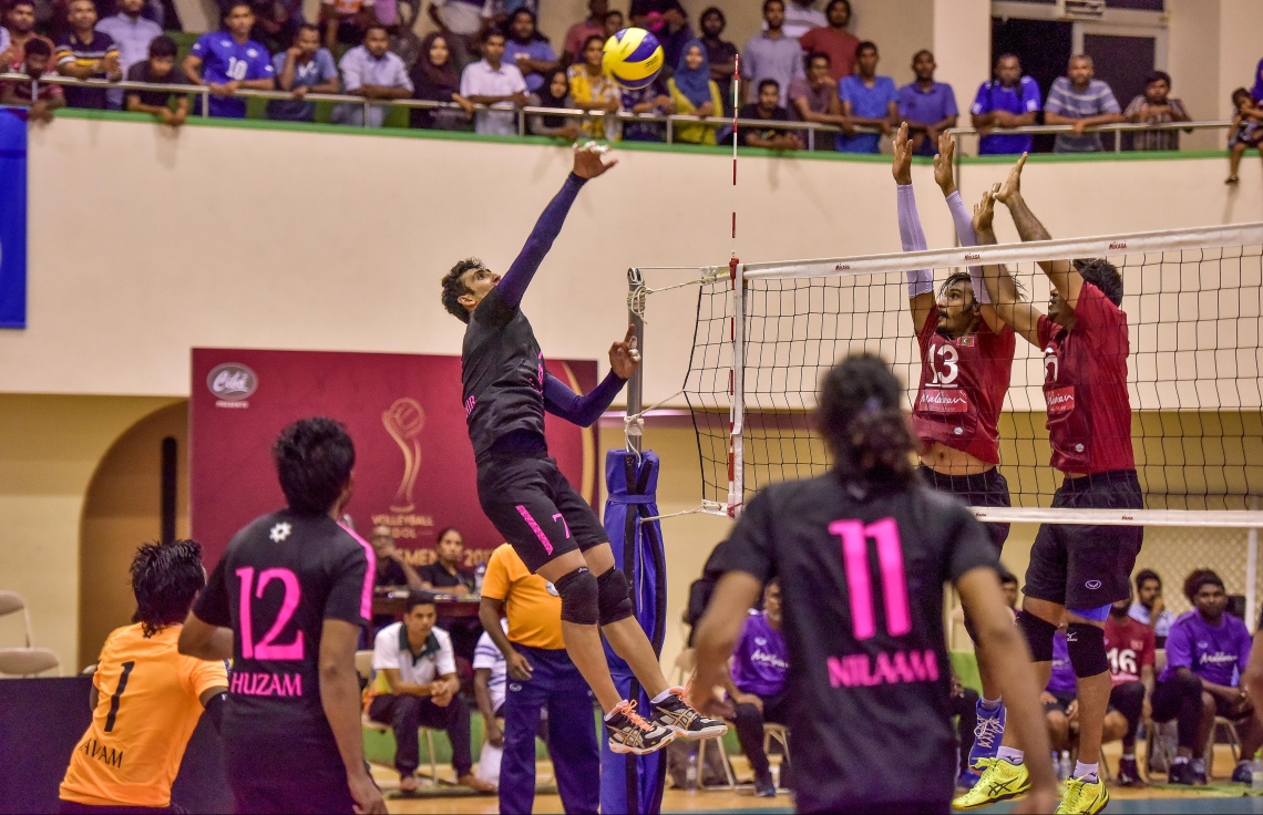 މާލެ: 28 ސެޕްޓެމްބަރު 2017، ވީއޭއެމް އެސޯސިއޭޝަން ކަޕް ފައިނަލްގައި ރޭ މޯލްޑިވިއަން ރެކްރިއޭޝަން އާއި ސީލައިފް ސްޕޯޓްސް ކްލަބު ބައްދަލު ކުރި މެޗުގެ ތެރެއިން، މިރޭގެ ފައިނަލުގައި މޯލްޑިވިއަން ވަރުގަދަ ކުޅުމެއް ދެއްކިއިރު، އެ ޓީމުން މެޗު ކާމިޔާބުކުރީ ތިން ސެޓު އެއް ސެޓުން--. ފޮޓޯ: ނިޝާން އަލީ/މިހާރު