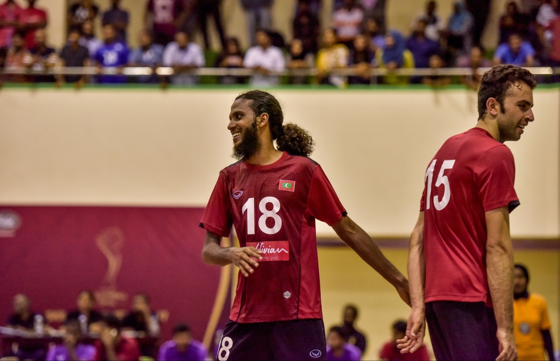 މާލެ: 28 ސެޕްޓެމްބަރު 2017، ވީއޭއެމް އެސޯސިއޭޝަން ކަޕް ފައިނަލްގައި ރޭ މޯލްޑިވިއަން ރެކްރިއޭޝަން އާއި ސީލައިފް ސްޕޯޓްސް ކްލަބު ބައްދަލު ކުރި މެޗުގެ ތެރެއިން، މިރޭގެ ފައިނަލުގައި މޯލްޑިވިއަން ވަރުގަދަ ކުޅުމެއް ދެއްކިއިރު، އެ ޓީމުން މެޗު ކާމިޔާބުކުރީ ތިން ސެޓު އެއް ސެޓުން--. ފޮޓޯ: ނިޝާން އަލީ/މިހާރު