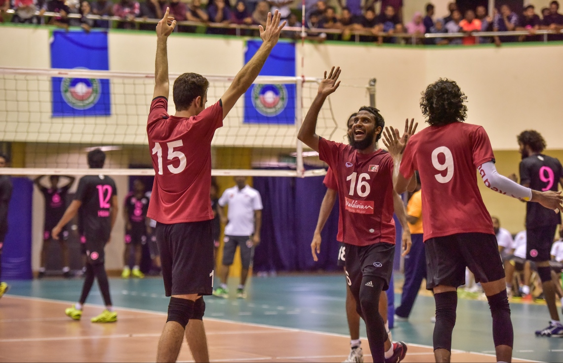 މާލެ: 28 ސެޕްޓެމްބަރު 2017، ވީއޭއެމް އެސޯސިއޭޝަން ކަޕް ފައިނަލްގައި ރޭ މޯލްޑިވިއަން ރެކްރިއޭޝަން އާއި ސީލައިފް ސްޕޯޓްސް ކްލަބު ބައްދަލު ކުރި މެޗުގެ ތެރެއިން، މިރޭގެ ފައިނަލުގައި މޯލްޑިވިއަން ވަރުގަދަ ކުޅުމެއް ދެއްކިއިރު، އެ ޓީމުން މެޗު ކާމިޔާބުކުރީ ތިން ސެޓު އެއް ސެޓުން--. ފޮޓޯ: ނިޝާން އަލީ/މިހާރު