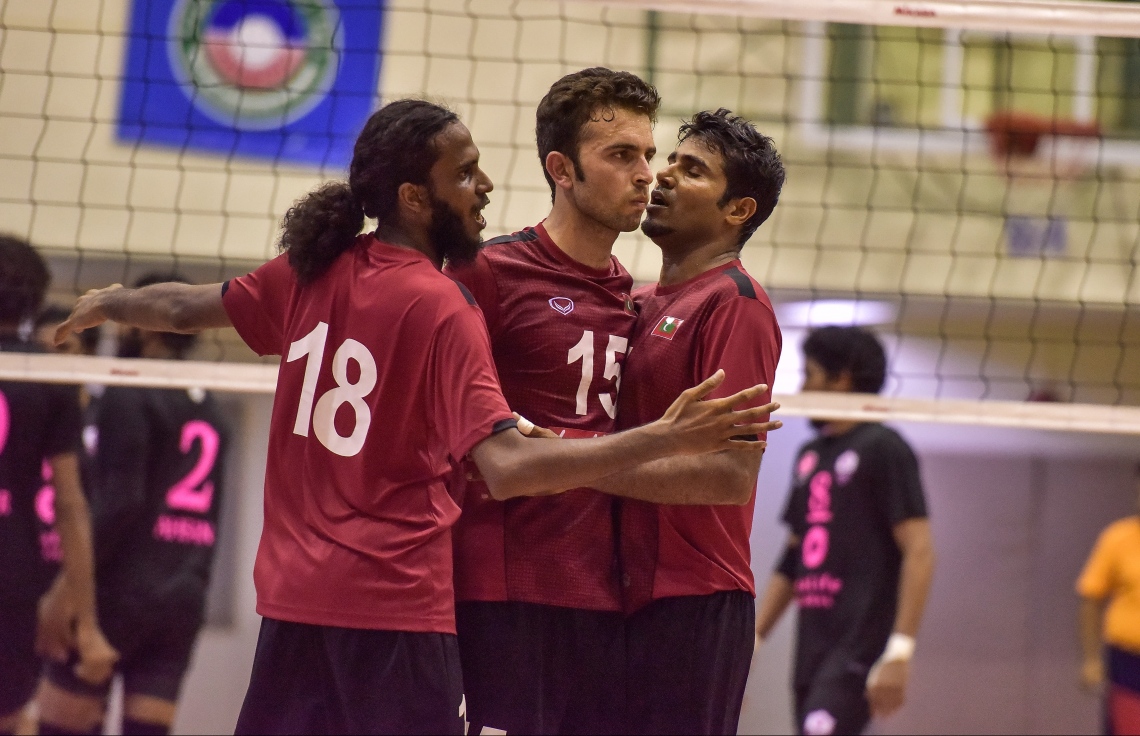 މާލެ: 28 ސެޕްޓެމްބަރު 2017، ވީއޭއެމް އެސޯސިއޭޝަން ކަޕް ފައިނަލްގައި ރޭ މޯލްޑިވިއަން ރެކްރިއޭޝަން އާއި ސީލައިފް ސްޕޯޓްސް ކްލަބު ބައްދަލު ކުރި މެޗުގެ ތެރެއިން، މިރޭގެ ފައިނަލުގައި މޯލްޑިވިއަން ވަރުގަދަ ކުޅުމެއް ދެއްކިއިރު، އެ ޓީމުން މެޗު ކާމިޔާބުކުރީ ތިން ސެޓު އެއް ސެޓުން--. ފޮޓޯ: ނިޝާން އަލީ/މިހާރު