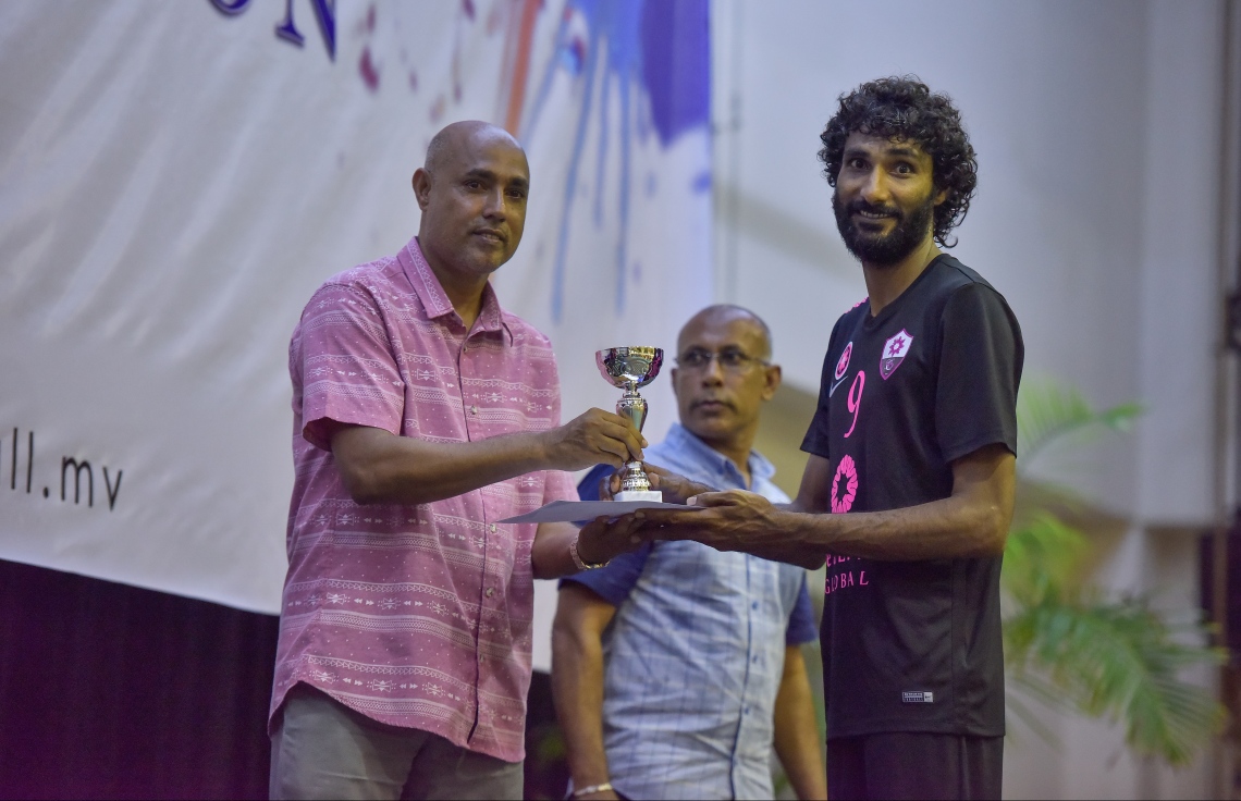 މާލެ: 28 ސެޕްޓެމްބަރު 2017، ވީއޭއެމް އެސޯސިއޭޝަން ކަޕް ފައިނަލްގައި ރޭ މޯލްޑިވިއަން ރެކްރިއޭޝަން އާއި ސީލައިފް ސްޕޯޓްސް ކްލަބު ބައްދަލު ކުރި މެޗުގެ ތެރެއިން، މިރޭގެ ފައިނަލުގައި މޯލްޑިވިއަން ވަރުގަދަ ކުޅުމެއް ދެއްކިއިރު، އެ ޓީމުން މެޗު ކާމިޔާބުކުރީ ތިން ސެޓު އެއް ސެޓުން--. ފޮޓޯ: ނިޝާން އަލީ/މިހާރު