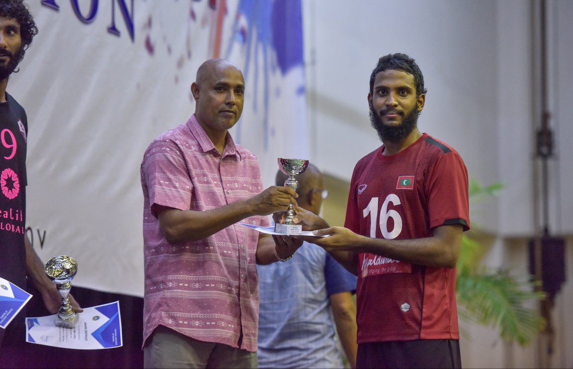 މާލެ: 28 ސެޕްޓެމްބަރު 2017، ވީއޭއެމް އެސޯސިއޭޝަން ކަޕް ފައިނަލްގައި ރޭ މޯލްޑިވިއަން ރެކްރިއޭޝަން އާއި ސީލައިފް ސްޕޯޓްސް ކްލަބު ބައްދަލު ކުރި މެޗުގެ ތެރެއިން، މިރޭގެ ފައިނަލުގައި މޯލްޑިވިއަން ވަރުގަދަ ކުޅުމެއް ދެއްކިއިރު، އެ ޓީމުން މެޗު ކާމިޔާބުކުރީ ތިން ސެޓު އެއް ސެޓުން--. ފޮޓޯ: ނިޝާން އަލީ/މިހާރު