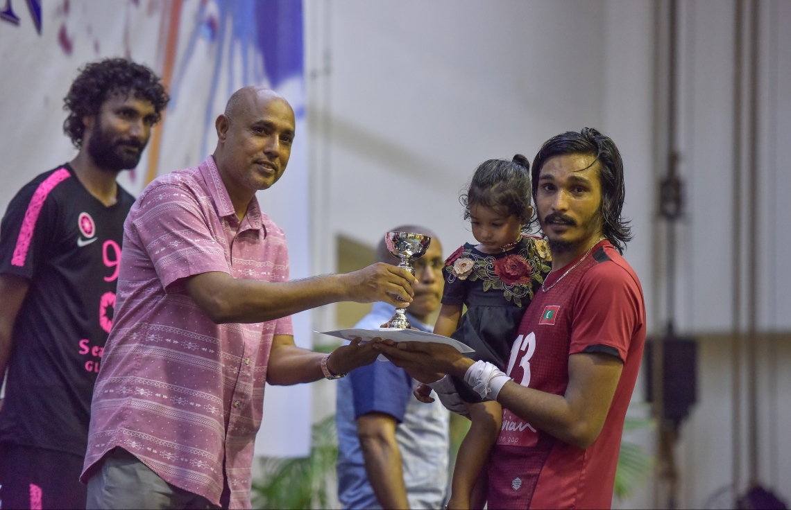 މާލެ: 28 ސެޕްޓެމްބަރު 2017، ވީއޭއެމް އެސޯސިއޭޝަން ކަޕް ފައިނަލްގައި ރޭ މޯލްޑިވިއަން ރެކްރިއޭޝަން އާއި ސީލައިފް ސްޕޯޓްސް ކްލަބު ބައްދަލު ކުރި މެޗުގެ ތެރެއިން، މިރޭގެ ފައިނަލުގައި މޯލްޑިވިއަން ވަރުގަދަ ކުޅުމެއް ދެއްކިއިރު، އެ ޓީމުން މެޗު ކާމިޔާބުކުރީ ތިން ސެޓު އެއް ސެޓުން--. ފޮޓޯ: ނިޝާން އަލީ/މިހާރު