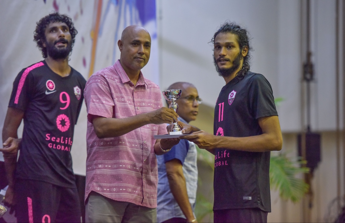 މާލެ: 28 ސެޕްޓެމްބަރު 2017، ވީއޭއެމް އެސޯސިއޭޝަން ކަޕް ފައިނަލްގައި ރޭ މޯލްޑިވިއަން ރެކްރިއޭޝަން އާއި ސީލައިފް ސްޕޯޓްސް ކްލަބު ބައްދަލު ކުރި މެޗުގެ ތެރެއިން، މިރޭގެ ފައިނަލުގައި މޯލްޑިވިއަން ވަރުގަދަ ކުޅުމެއް ދެއްކިއިރު، އެ ޓީމުން މެޗު ކާމިޔާބުކުރީ ތިން ސެޓު އެއް ސެޓުން--. ފޮޓޯ: ނިޝާން އަލީ/މިހާރު