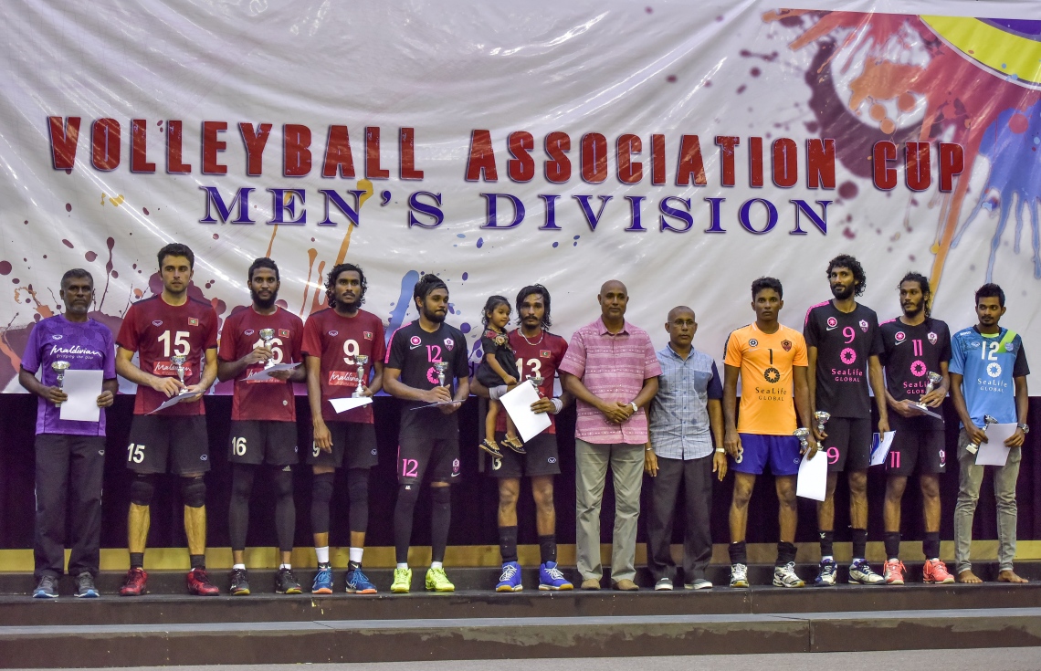 މާލެ: 28 ސެޕްޓެމްބަރު 2017، ވީއޭއެމް އެސޯސިއޭޝަން ކަޕް ފައިނަލްގައި ރޭ މޯލްޑިވިއަން ރެކްރިއޭޝަން އާއި ސީލައިފް ސްޕޯޓްސް ކްލަބު ބައްދަލު ކުރި މެޗުގެ ތެރެއިން މުބާރާތުގެ ވަނަތަކަށް ހޮވުނު ކުޅުންތެރިންނާއި ވީއޭއެމްގެ ބައެއް އޮފިޝަލުން، މިރޭގެ ފައިނަލުގައި މޯލްޑިވިއަން ވަރުގަދަ ކުޅުމެއް ދެއްކިއިރު، އެ ޓީމުން މެޗު ކާމިޔާބުކުރީ ތިން ސެޓު އެއް ސެޓުން--. ފޮޓޯ: ނިޝާން އަލީ/މިހާރު