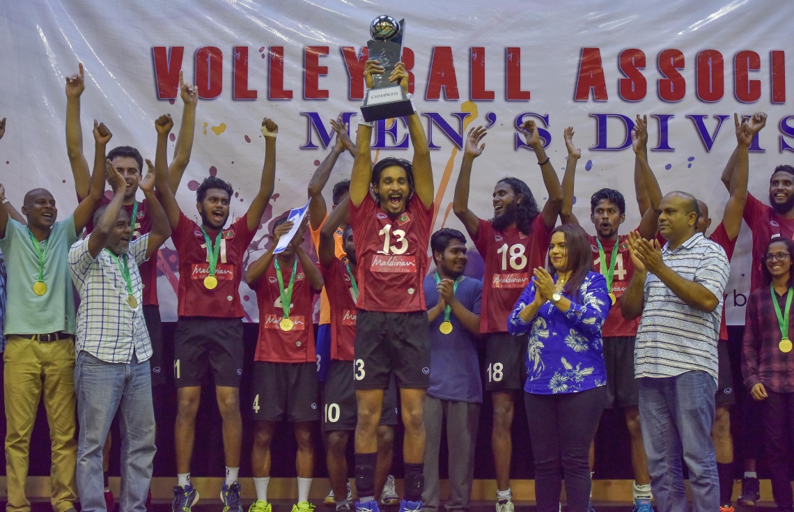 މާލެ: 28 ސެޕްޓެމްބަރު 2017، ވީއޭއެމް އެސޯސިއޭޝަން ކަޕް ފައިނަލްގައި ރޭ މޯލްޑިވިއަން ރެކްރިއޭޝަން އާއި ސީލައިފް ސްޕޯޓްސް ކްލަބު ބައްދަލު ކުރި މެޗުގެ ތެރެއިން، މިރޭގެ ފައިނަލުގައި މޯލްޑިވިއަން ވަރުގަދަ ކުޅުމެއް ދެއްކިއިރު، އެ ޓީމުން މެޗު ކާމިޔާބުކުރީ ތިން ސެޓު އެއް ސެޓުން--. ފޮޓޯ: ނިޝާން އަލީ/މިހާރު