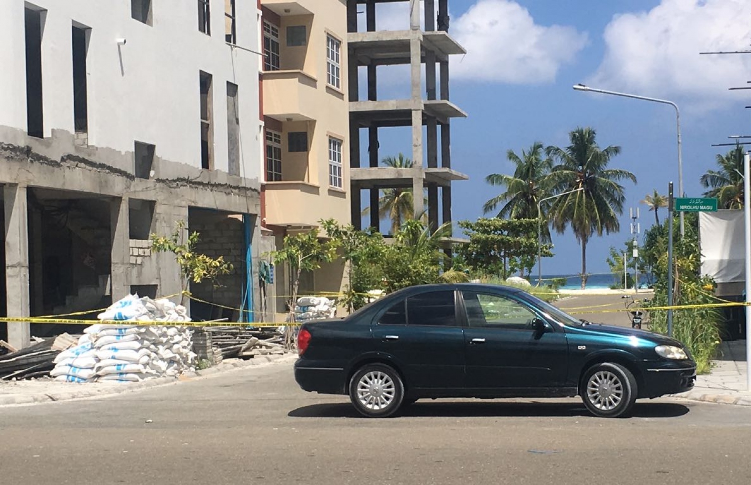 މަރުވި ދެ ޒުވާނުންނާއި ރަހުމަތްތެރިން ތިބި ގެ (ވާތްފަރާތުން ދެ ވަނަ އަށް ކްރީމް ކުލަ ލާފައި) އަދި އެ މީހުން ހަރަކާތްތެރިވި ހުޅުމާލޭގެ ސަރަހައްދު