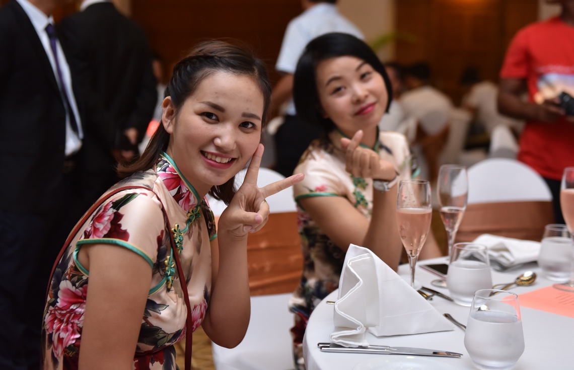 ސެޕްޓެމްބަރު 28، 2017- ރާއްޖެ އާއި ޗައިނާއާ ދެމެދު އޮތް ގުޅުން ރައީސް އަބްދުﷲ ޔާމީންގެ ވެރިކަމުގައި އިތުރަށް ބަދަހިކޮށް، ރާއްޖެ އަށް ތަފާތު އެހީތަކާއި އުމްރާނީ ތަރައްގީ އަށް ބޮޑެތި ލޯނުތައް އެ ގައުމުން މިހާތަނަށް ވަނީ ދީފައި. ދެ ގައުމުގެ މި ގުޅުމަށް 45 އަހަރު ފުރުން މިއަދު ފާހަގަކޮށްފައިވާއިރު، އެ ގައުމުގެ 68 ވަނަ ގައުމީ ދުވަސް ވެސް ވަނީ ރާއްޖޭގައި ފާހަގަކޮށްފައި.---މިހާރު ފޮޓޯ: ހުސެއިން ވަހީދު