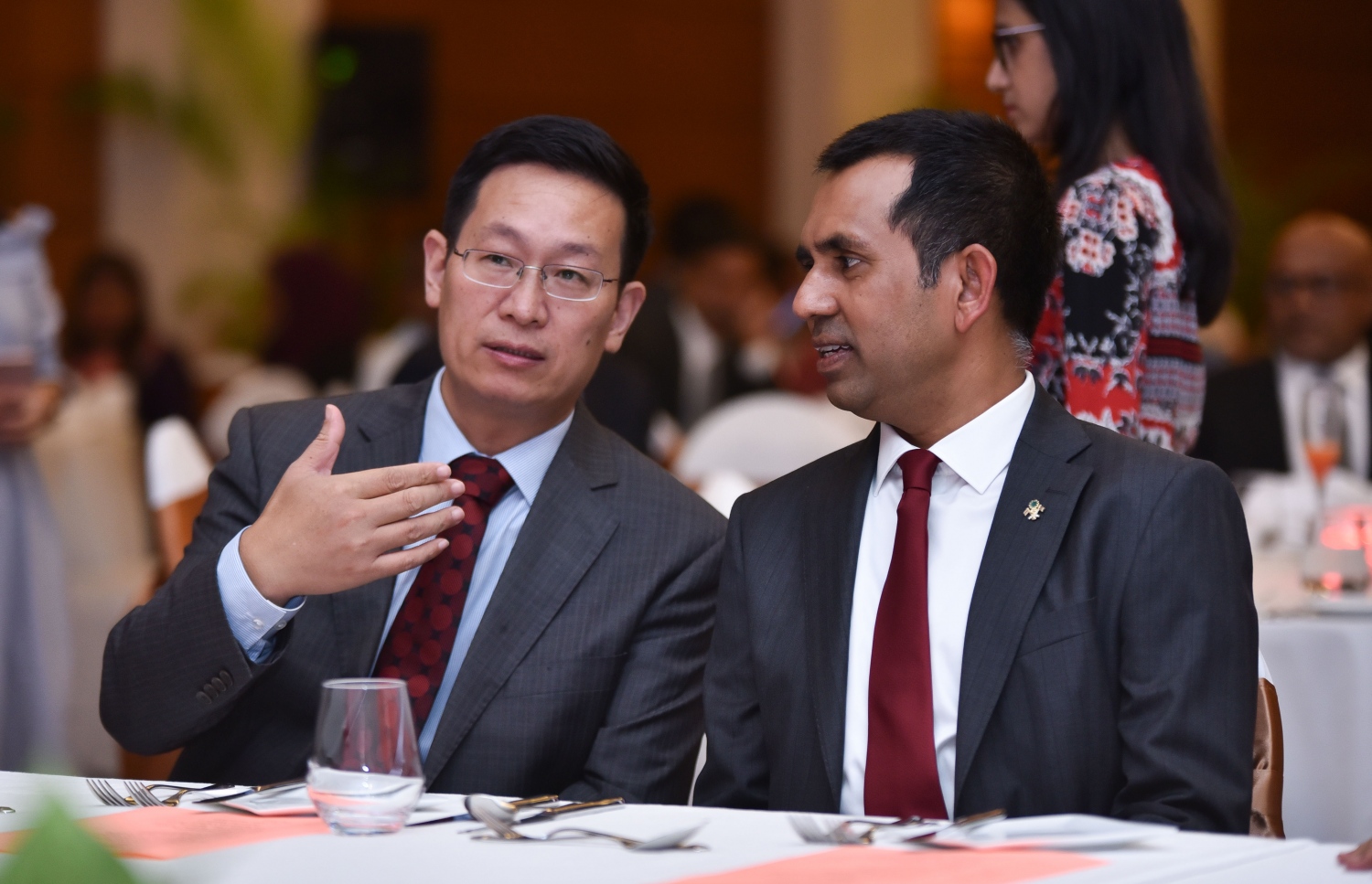 ޗައިނާގެ 68 ވަނަ ގައުމީ ދުވަސް އަދި ޗައިނާ އާއި ރާއްޖެއާ ދެމެދު އޮންނަ ދާޚިލީ ގުޅުމަށް 45 އަހަރު ފުރުން ފާހަގަކުރުމަށް މި އަހަރުގެ ސެޕްޓެމްބަރު މަހު ބޭއްވި ހަފުލާގައި މިނިސްޓަރު ސައީދު (ކ) އަދި ރާއްޖޭގައި ހުންނަވާ ޗައިނާގެ ސަފީރު.---ފޮޓޯ: ހުސެއިން ވަހީދު/މިހާރު