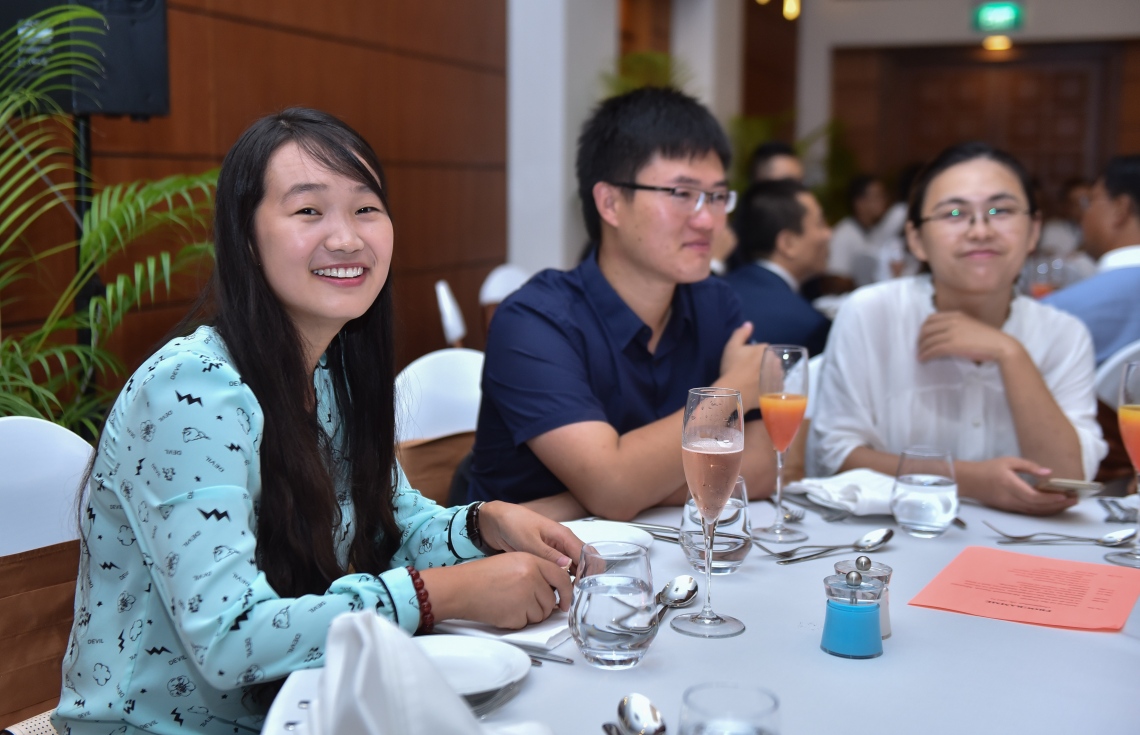 ސެޕްޓެމްބަރު 28، 2017- ރާއްޖެ އާއި ޗައިނާއާ ދެމެދު އޮތް ގުޅުން ރައީސް އަބްދުﷲ ޔާމީންގެ ވެރިކަމުގައި އިތުރަށް ބަދަހިކޮށް، ރާއްޖެ އަށް ތަފާތު އެހީތަކާއި އުމްރާނީ ތަރައްގީ އަށް ބޮޑެތި ލޯނުތައް އެ ގައުމުން މިހާތަނަށް ވަނީ ދީފައި. ދެ ގައުމުގެ މި ގުޅުމަށް 45 އަހަރު ފުރުން މިއަދު ފާހަގަކޮށްފައިވާއިރު، އެ ގައުމުގެ 68 ވަނަ ގައުމީ ދުވަސް ވެސް ވަނީ ރާއްޖޭގައި ފާހަގަކޮށްފައި. ފޮޓޯ އިން އެ ފެންނަނީ އެ ދެ މުނާސަބަތާ ގުޅުވައިގެން ބޭއްވި ހަފުލާގައި، ރާއްޖޭގައި ހުންނަ ޗައިނާގެ އެމްބަސީގެ އޮފިޝަލުންތަކެއް ބައިވެރިވެވަޑައިގަންނަވާ މަންޒަރު.---މިހާރު ފޮޓޯ: ހުސެއިން ވަހީދު