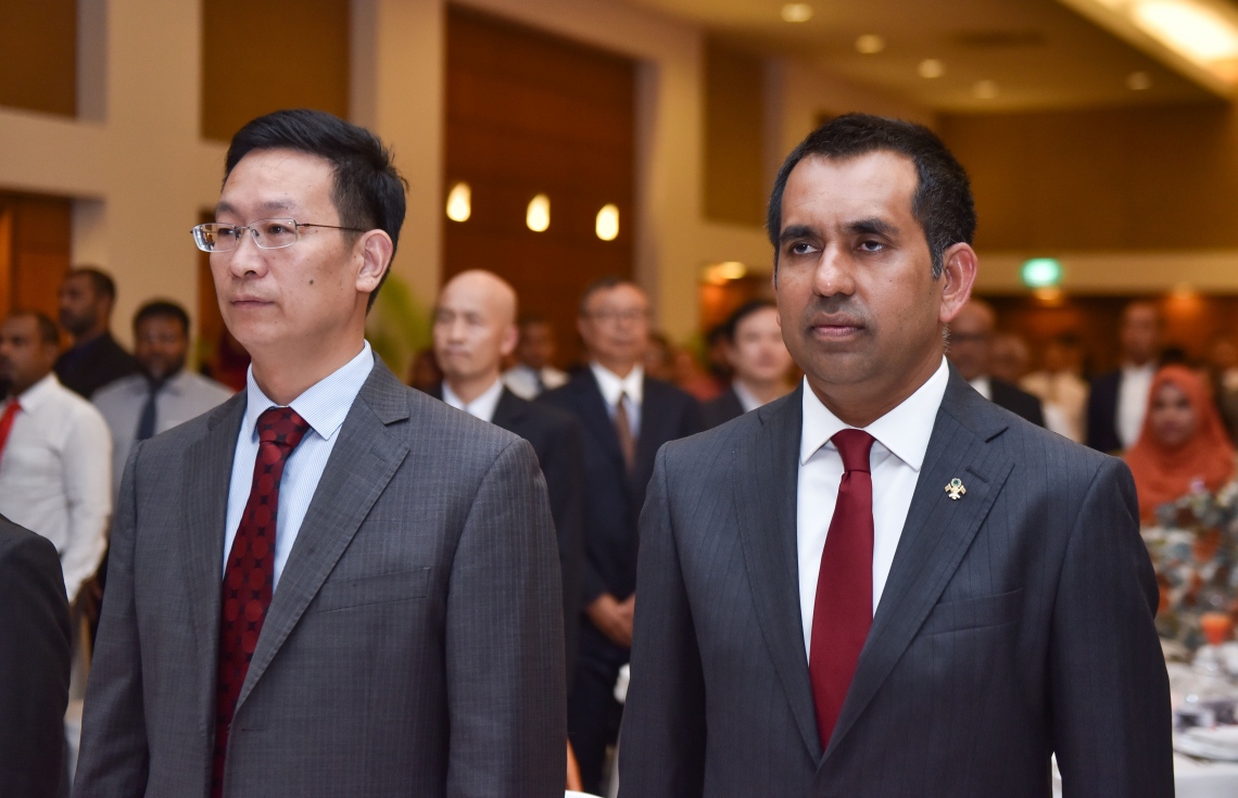 ސެޕްޓެމްބަރު 28، 2017- ރާއްޖެ އާއި ޗައިނާއާ ދެމެދު އޮތް ގުޅުމަށް 45 އަހަރު ފުރުން ފާހަގަކުރުމަށާއި އެ ގައުމުގެ 68 ވަނަ ގައުމީ ދުވަސް ފާހަގަކުރުމަށް ބޭއްވި ހަފުލާގައި ރާއްޖޭގެ އިކޮނޮމިކް މިނިސްޓަރު ސައީދު (ކ) އަދި ރާއްޖޭގައި ހުންނަވާ ޗައިނާގެ ސަފީރު.---މިހާރު ފޮޓޯ: ހުސެއިން ވަހީދު