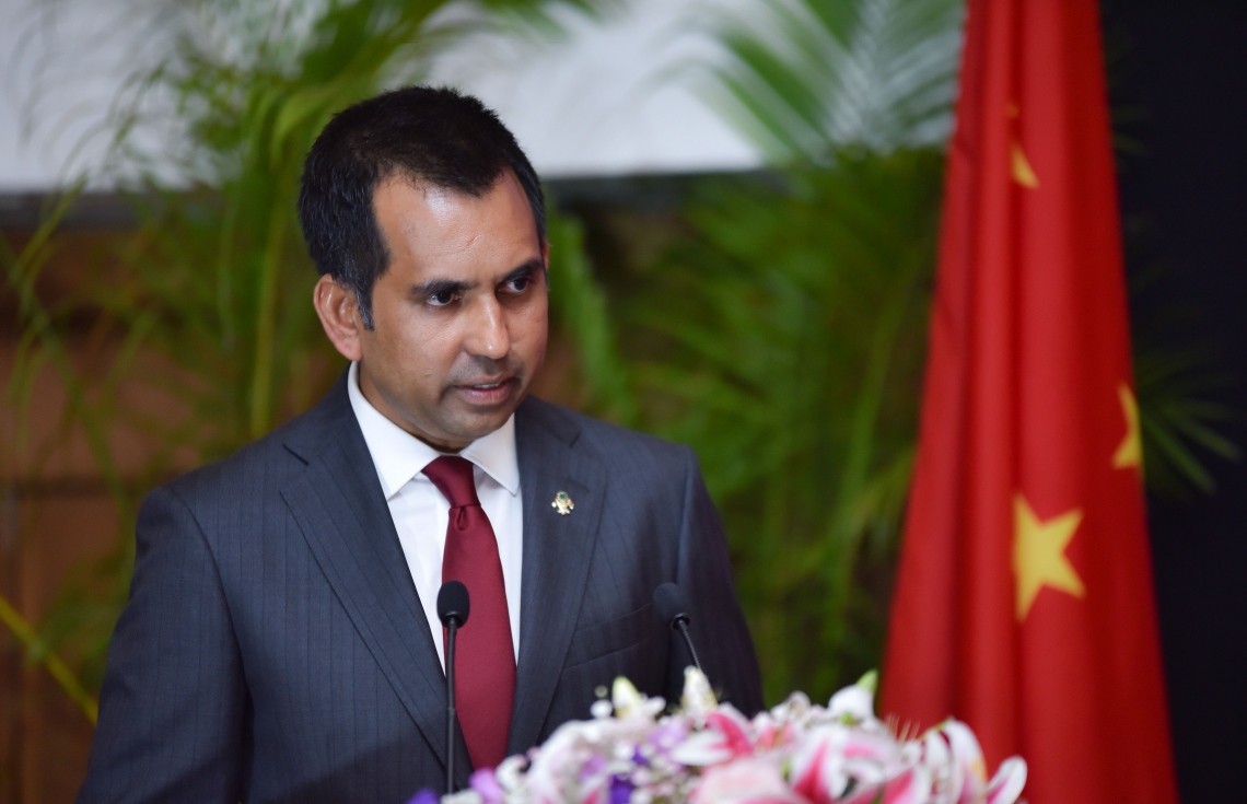 ކުރުނބާ މޯލްޑިވްސް: ސެޕްޓެމްބަރު 28، 2017- ރާއްޖެ އާއި ޗައިނާއާ ދެމެދު އޮތް ގުޅުން ރައީސް އަބްދުﷲ ޔާމީންގެ ވެރިކަމުގައި އިތުރަށް ބަދަހިކުރުމަށް އެންމެ އިސް ދައުރެއް އަދާކުރައްވާ އެއް ބޭފުޅަކީ އިކޮނޮމިކް މިނިސްޓަރު މުހައްމަދު ސައީދު. ދެ ގައުމުގެ ދެމެދުގައި މިނިވަން ވިޔަފާރީގެ އެއްބަސްވުމެއް އެކުލަވާލުމުގައި ރާއްޖޭގެ ފަރާތުން މިހާތަނަށް އެންމެ އިސް ރޯލެއް ކުޅުއްވީ ވެސް އޭނާ. ފޮޓޯއިން އެ ފެންނަނީ ދެ ގައުމުގެ މި ގުޅުމަށް 45 އަހަރު ފުރުން ފާހަގަކުރުމަށާއި އެ ގައުމުގެ 68 ވަނަ ގައުމީ ދުވަސް ވެސް ފާހަގަކުރުމަށް ބޭއްވި ހަފުލާގައި މިނިސްޓަރު ސައީދު ވާހަކަ ދައްކަވާ ތަން.---މިހާރު ފޮޓޯ: ހުސެއިން ވަހީދު