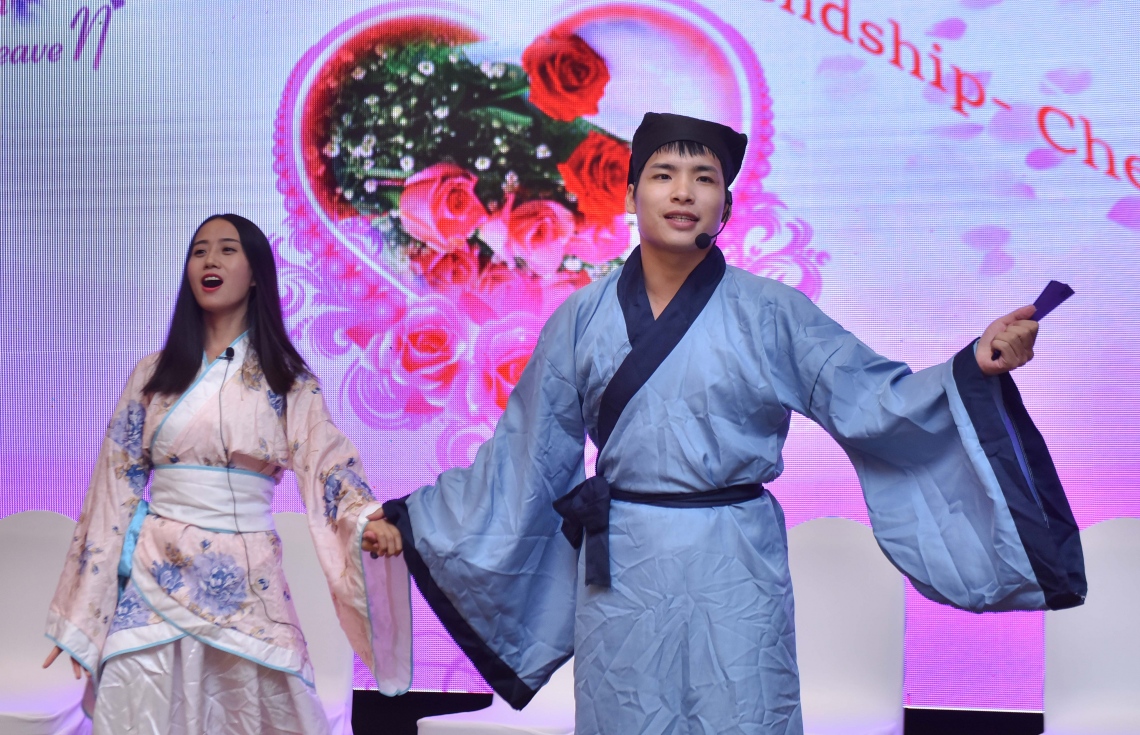 ސެޕްޓެމްބަރު 28، 2017- ރާއްޖެ އާއި ޗައިނާއާ ދެމެދު އޮތް ގުޅުމަށް 45 އަހަރު ފުރުން ފާހަގަކުރުމަށާއި އެ ގައުމުގެ 68 ވަނަ ގައުމީ ދުވަސް ފާހަގަކުރުމަށް ބޭއްވި ހަފުލާގެ ތެރެއިން.---މިހާރު ފޮޓޯ: ހުސެއިން ވަހީދު