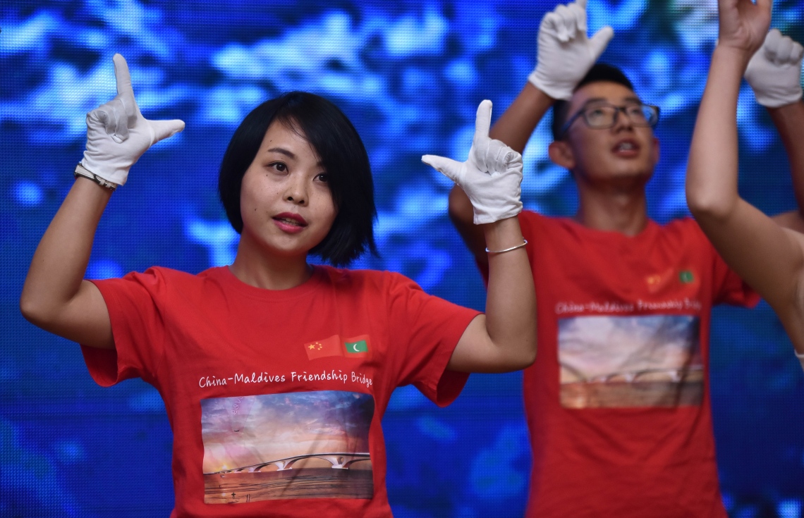 ސެޕްޓެމްބަރު 28، 2017- ޗައިނާގެ 68 ވަނަ ގައުމީދުވަސް އަދި ޗައިނާ އާއި ރާއްޖެއާއި ދެމެދު އޮންނަ ދާޚިލީ ގުޅުމަށް 45 އަހަރު ފުރުން ފާހަގަކުރުމުގެ ގޮތުން ކުރުނބާ މޯލްޑިވްސްގައި ބޭއްވި ހާއްސަ ހަފްލާގެ ތެރެއިން.---ފޮޓޯ: ހުސެއިން ވަހީދު/މިހާރު